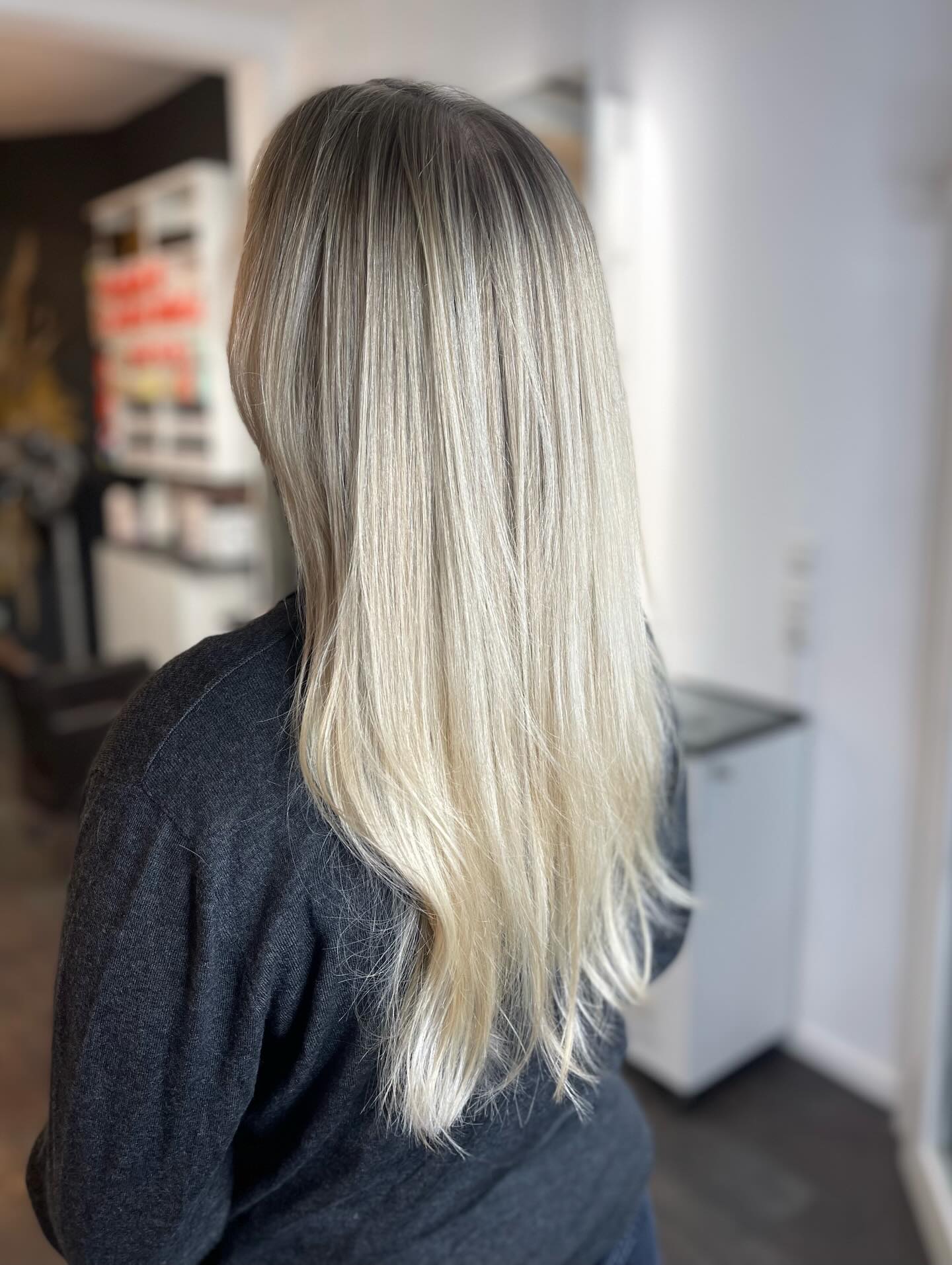 My recent Blond Shades ✨
——
Blond ist nicht einfach nur blond -
Es lebt von Nuancen, Tiefe und der perfekten Abstimmung auf Hauttyp, Augenfarbe und Persönlichkeit.
Ob neutral blond für einen zeitlosen, ausgewogenen Look, golden blond für warme, strahlende Highlights, beige blond für natürliche Eleganz oder cool blond für ein modernes, klares Finish – jede Blondnuance hat ihren ganz eigenen Charakter ✨
Das Geheimnis eines perfekten Blondtons liegt in der Balance: weiche Übergänge, multidimensionale Farbspiele und ein gesunder, glänzender Look. Erst die Kombination aus Technik, Pflege und individueller Beratung macht Blond wirklich einzigartig.
Neutral, golden, beige oder cool – dein Blond sollte genauso individuell sein wie du 🤍✨
——
#blondhair #beckerbeauty #friseurdüsseldorf #blondebalayage