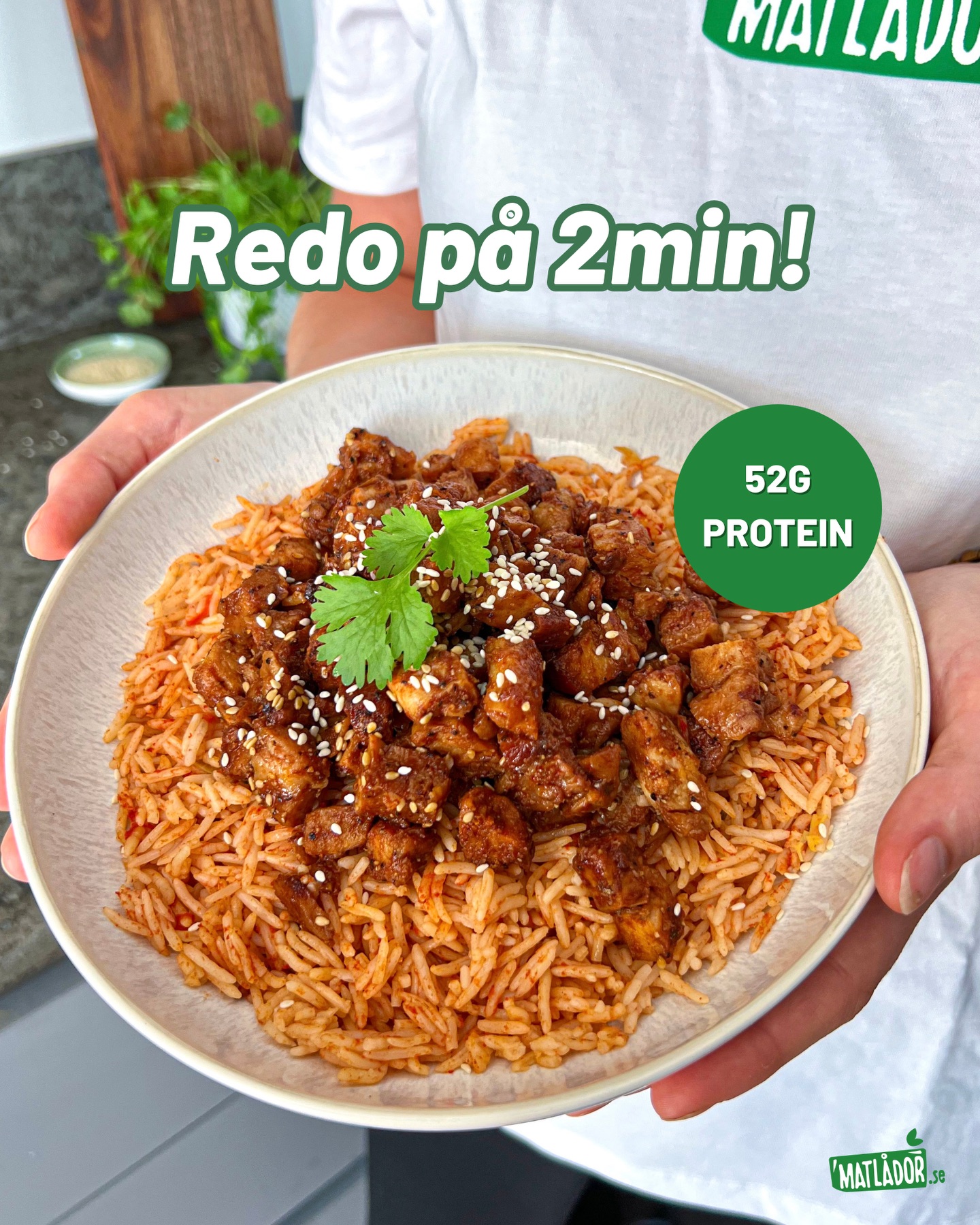 Nytt år, bra mat och enklare vardag 💪 Vår BBQ-kyckling med mexikanskt ris är redo på 2 minuter, laddad med 52 g protein och perfekt efter träningen!
Bra mat ska vara enkelt. Beställ med hemleverans eller hitta oss i din butik 🛒🔥
-
#matlåda #matlådor #kyckling