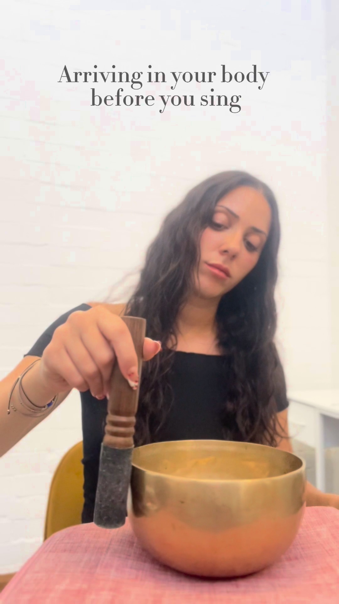 Singing bowls can help calm the nervous system, release physical tension, and bring awareness into the body. All things that support a freer, more connected voice ✨
A beautiful way to prepare before singing!