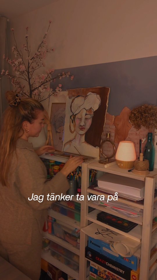 För mig känns det både värdefullt och nödvändigt att använda den här tiden till att skingra orostankar genom kreativitet, och samtidigt göra något jag länge velat helt i min egen takt och utan prestationskrav.
Jag vill fördjupa mig i professionella 3D-ritningar. Verktyg som hjälper mig att bli ännu tydligare i mitt arbete när jag tar inredningsuppdrag framöver.
På så sätt kan jag kombinera min återhämtning med kreativitet och ett annat fokus med ett framtids-mål vilket känns så viktigt för mig just nu ✨
.
.
.
.
.
.
.
.
.
.
.
.
#inredningsdesigner #inredare #inredningsidéer #inredningsprojekt @inredningsskolanwittstock #inredningshjälp #inredningonline #digitalinredare #inredningsförslag #inredningskonsult #inredningsterapi #dansterapi #konstterapi #återhämtning #sjukskrivning #bröstcancer #kreativitetsomläkning #kreativitetärhälsa