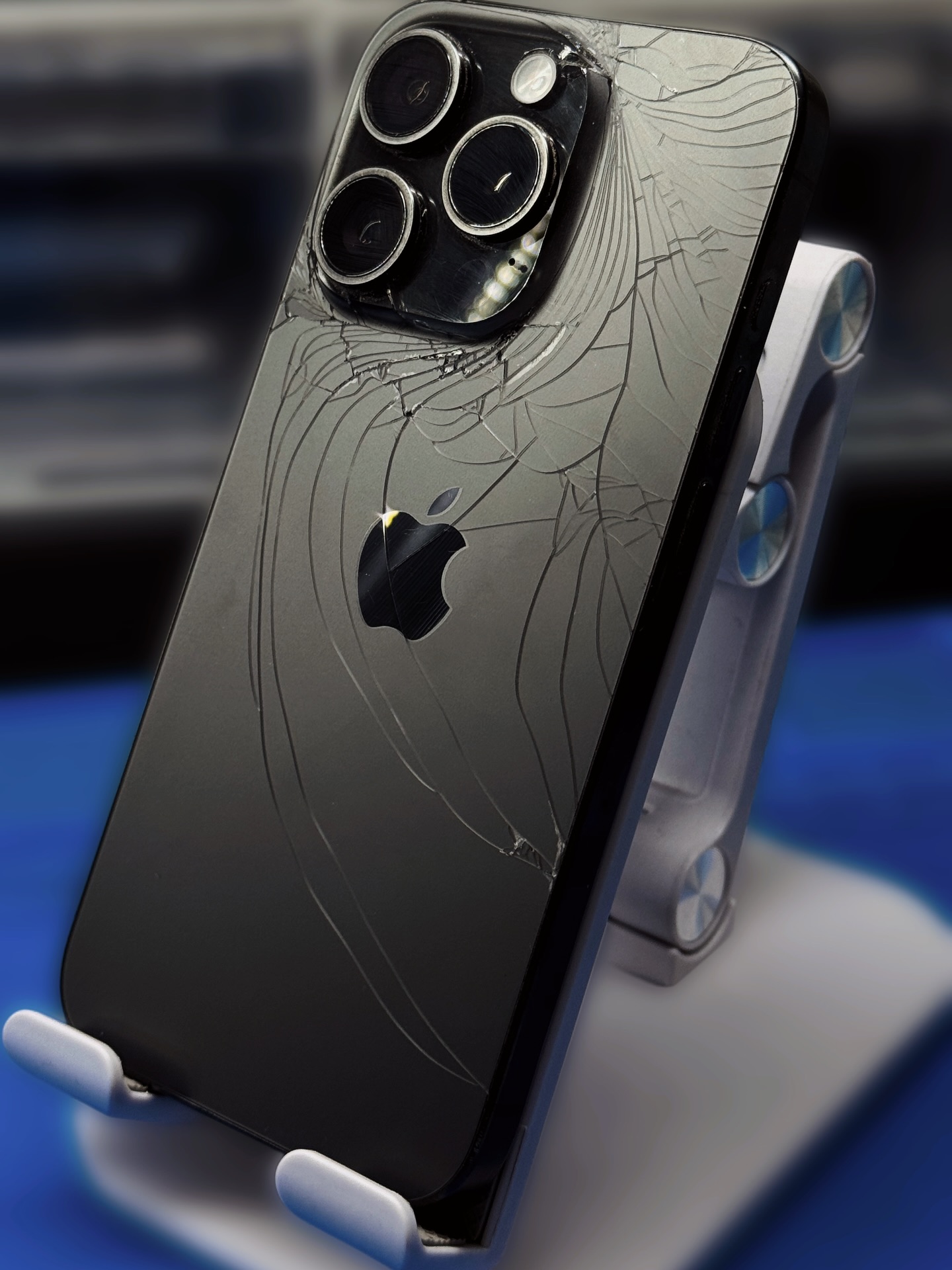 Servicii Profesionale de Înlocuire Sticlă Spate iPhone 15 Pro – Calea Moșilor 4
Integritatea estetică și structurală a unui iPhone 15 Pro necesită o atenție deosebită, mai ales atunci când intervine necesitatea unei reparații la nivelul carcasei. La centrul nostru de service din Calea Moșilor 4, Magazinul 17, oferim soluția optimă pentru schimbare sticlă spate iPhone 15 Pro, garantând utilizarea de componente originale și o manoperă de înaltă precizie.
Expertiză și Calitate Originală
Spre deosebire de generațiile anterioare, arhitectura noului model permite o înlocuire geam spate iPhone 15 Pro mult mai eficientă. Totuși, finisajul specific de titanium și etanșeitatea dispozitivului impun standarde riguroase de montaj. Utilizăm exclusiv capac spate iPhone 15 Pro original, asigurându-ne că telefonul își păstrează aspectul premium, textura autentică și compatibilitatea perfectă cu sistemul de încărcare wireless MagSafe.
Avantajele Service-ului Nostru:
• Reparație Rapidă: Înțelegem importanța dispozitivului în viața de zi cu zi, motiv pentru care procesul de reparație spate iPhone 15 Pro este optimizat pentru a fi finalizat în cel mai scurt timp posibil, adesea în aceeași zi.
• Tehnologie Avansată: Dispunem de echipamente profesionale pentru calibrare și lipire, esențiale pentru a menține standardele de calitate după intervenție.
• Garanția Lucrării: Fiecare intervenție de service iPhone București realizată în locația noastră beneficiază de garanție, oferindu-vă certitudinea unei investiții sigure.
Locație și Contact
Dacă ești în căutarea unui service iPhone rapid și de încredere în zona centrală, te invităm să ne vizitezi la adresa noastră din București:
• 📍 Adresă: Calea Moșilor nr. 4, Magazinul 17
• 📞 Consultant Tehnic: 0760 050 050
De ce este esențială intervenția rapidă?
Odată ce apar fisuri la nivelul carcasei, bariera împotriva reziduurilor și a umidității este compromisă. O schimbare sticlă spate iPhone 15 Pro originală efectuată la timp previne deteriorarea componentelor interne critice și menține valoarea de piață a dispozitivului dumneavoastră.
Contactați-ne astăzi la 076005005 pentru o programare sau o ofertă personalizată!