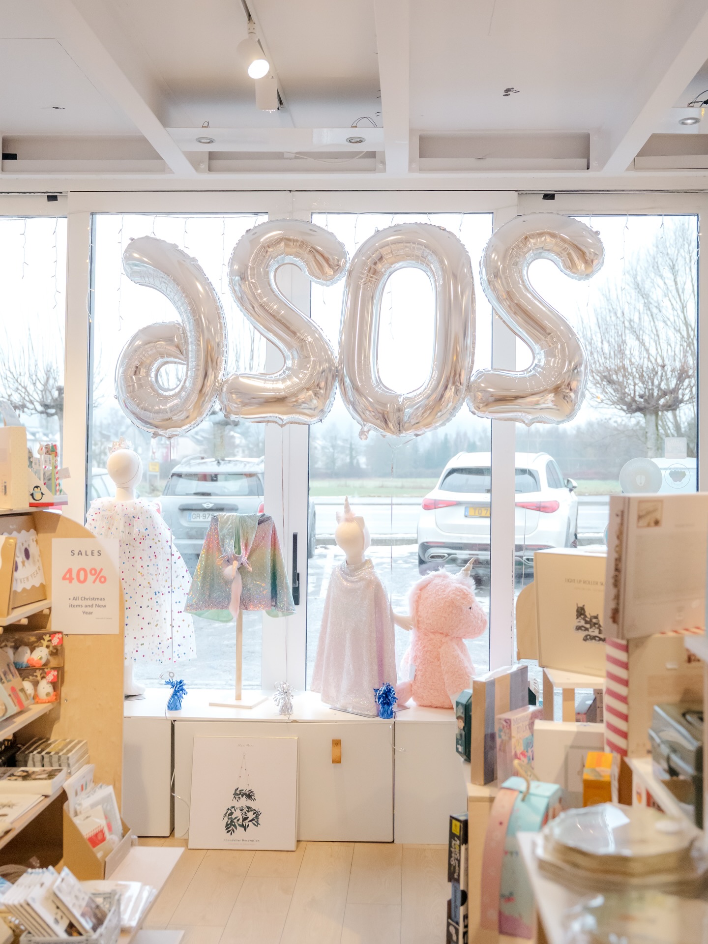 ❄️ Winter magic in our window…
Enchanted silhouettes, delicate sparkles, little details that make eyes shine.
✨ Dreamy dresses, shimmering capes, magical accessories…
Everything you need to keep the magic alive, even after the holidays.
🎀 Discover it in-store and let yourself be enchanted.