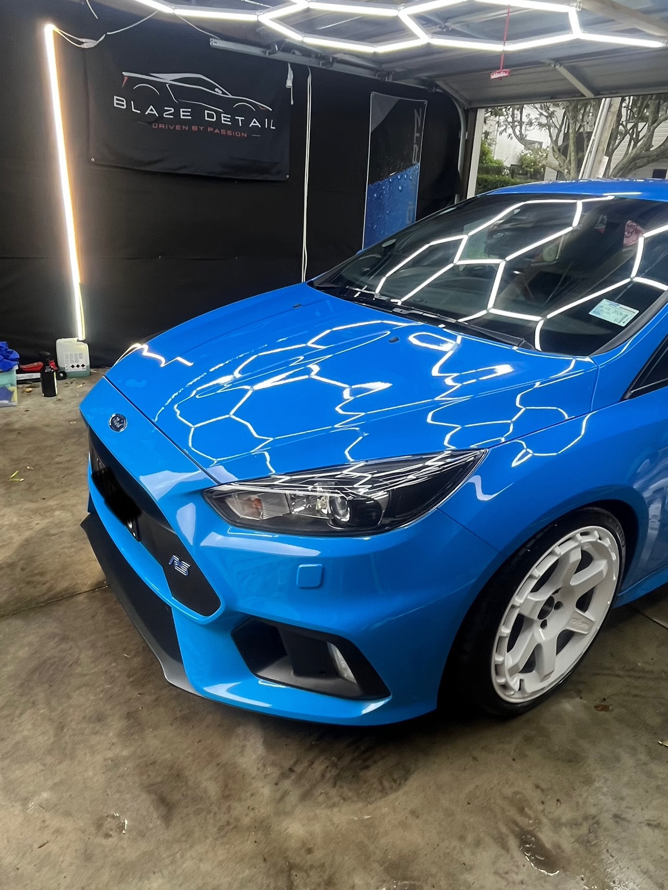 Nothing hits like a Focus RS freshly detailed, this blue paint popping, pipes crackling and that rally spirit channeling its inner Ken Block ‘43’.
This machine came in for a full detail and left looking ready to rip through city streets.
Rally DNA served with a show-car finish. 🏁🔥
Would you daily a rally icon like this?