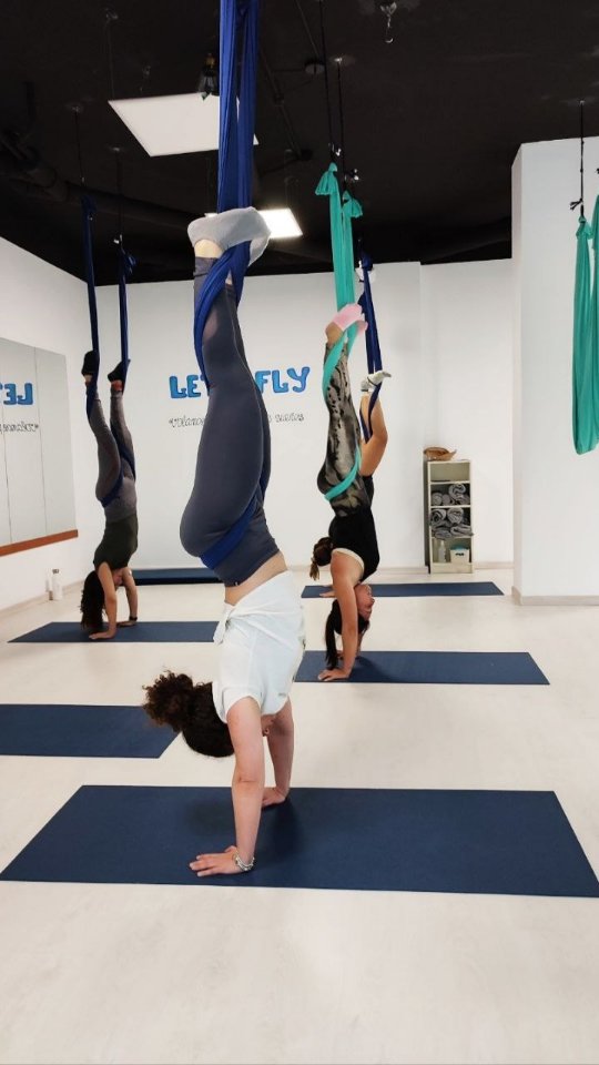 🪽 Clases Aéreas en Barcelona 🪽
En Let’s Fly trabajas con tu propio peso de manera natural y segura, fortaleces el cuerpo, ganas flexibilidad y mejoras tu movilidad, mientras cuidas tu espalda gracias a las posturas invertidas.
✨ El columpio permite estirar de forma suave y profunda porque te sostiene en el aire
🙃 Parece complicado, pero desde la primera sesión ya puedes empezar a volar
🪽 Y lo mejor… ¡es una experiencia súper divertida!
📍 Dos centros: Monumental y Collblanc
🎁 Clase de prueba por solo 8 € – sin matrícula
Explora nuestros niveles:
1 🧘 AeroBásico, AeroYoga, AeroStretching
2 🤸♀️ AeroFitness, AeroYoga Dinámico, AeroPilates
3 🔥 AeroAcrobacia, AeroDanza
📍 www.lets-fly.es
📞 642 12 24 55
👉 Reserva tu plaza y descubre el mundo desde otra perspectiva. ¡A volar! 🧘♀️🤸♀️🪽
