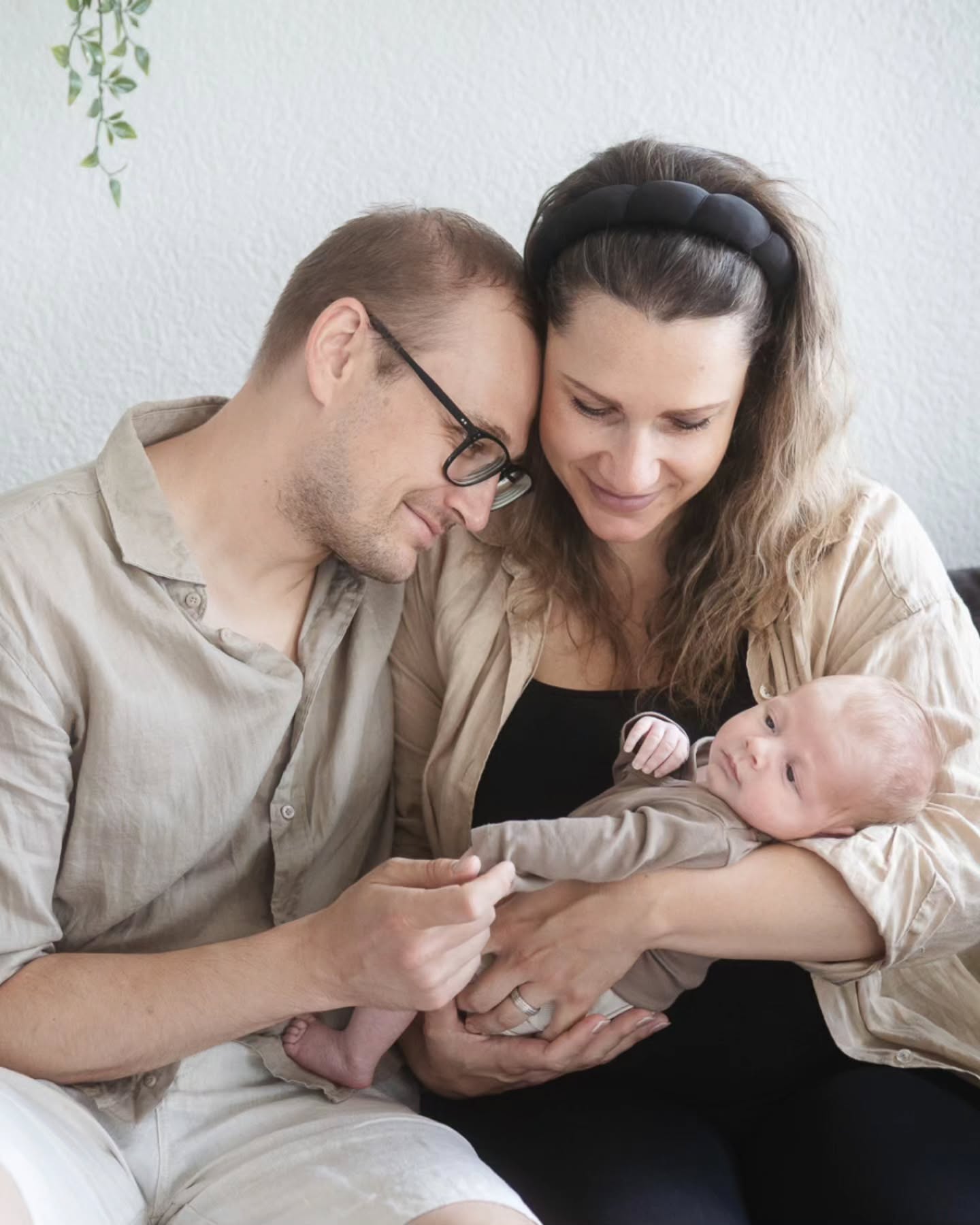 ✨Willkommen kleiner Mensch✨
Eine Newborn Homestory ist für mich so viel mehr als nur ein Fotoshooting. Es ist ein stiller Besuch in einer ganz besonderen Zeit – voller Nähe, neuer Rollen, leiser Momente und großer Gefühle. Wenn ich euch in eurem Zuhause begleite, darf ich eintauchen in euren Alltag mit eurem Baby: in das sanfte Wiegen, das vorsichtige Staunen, die kleinen Hände, die sich festhalten, und die Müdigkeit, die genauso dazugehört wie das Glück.
Gerade weil ich selbst vor Kurzem im Mutterschaftsurlaub war, kann ich diese Gefühle so gut nachempfinden. Ich weiß, wie zerbrechlich und gleichzeitig stark diese erste Zeit ist. Wie überwältigend die Liebe sein kann – und wie wichtig es ist, einfach gesehen zu werden, ohne Erwartungen, ohne Perfektion.
Genau das ist mir bei einer intimen Newborn Homestory wichtig: kein Posieren, kein Druck. Nur ihr, so wie ihr seid. Euer Baby darf ankommen, gestillt, getragen, gekuschelt werden. Pausen gehören genauso dazu wie leise Gespräche oder Momente der Stille.
Ich halte für euch fest, was sich oft viel zu schnell verändert: die winzigen Details, die innige Nähe, die Verbindung zwischen euch. Bilder, die nicht laut sind, sondern ehrlich. Die euch auch Jahre später noch spüren lassen, wie sich diese ersten Tage angefühlt haben.
Mit viel Feingefühl, Geduld und einem offenen Herzen begleite ich euch – nicht nur als Fotografin, sondern auch als Mama, die diese besondere Zeit kennt und schätzt. 🤍
#newbornhomestory
#neugeborenenfotografie
#authentischebabyfotos
#intimefamilienmomente
#familienfotografie
