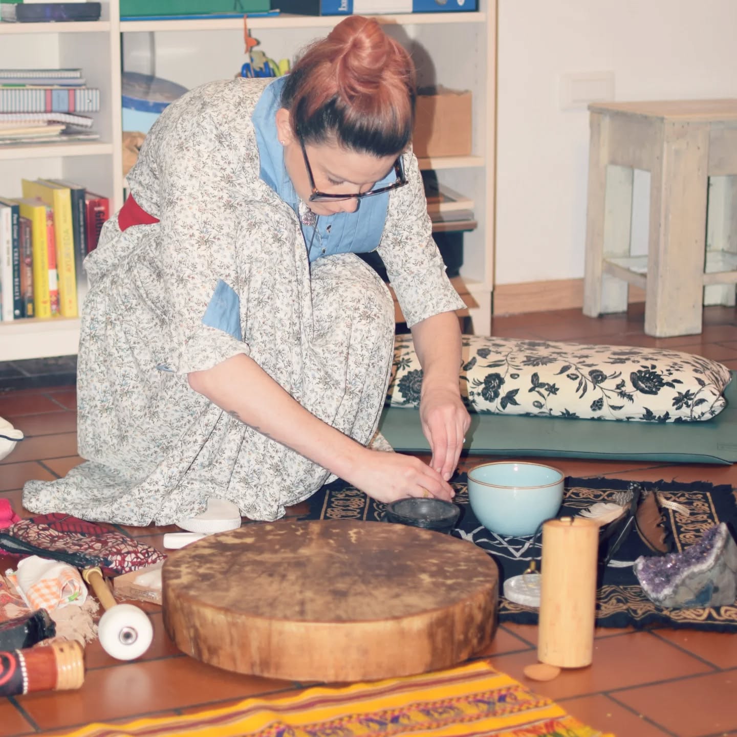 “La Cacao non è una moda. È una Maestra.”
Se sei qui, forse hai già sentito il suo richiamo
Non un urlo, ma un sussurro che vibra tra i battiti del cuore
Spesso mi chiedono: "Ma cos’è esattamente una Cerimonia del Cacao?"
Voglio risponderti con la verità che ho imparato incontrando questa pianta sacra grazie a Raffaella di @radicatinellaterra
É un viaggio di ritorno a casa, al centro esatto del nostro cuore.
🌿 La Cacao non è una semplice bevanda
È uno Spirito Guida ✨️
Dimentica il cacao industriale.
La Cacao di cui ti parlo è una "Nonna selvatica", una medicina gentile che non forza mai la porta del tuo mondo interiore.
Si offre e aspetta che tu sia pronta a scioglierti nel tuo stesso amore dimenticato.
🌀 Perché partecipare ad una Cerimonia del Cacao?
In un mondo che ci chiede di sempre "stare nella testa", la Cacao ci riporta nel sentire e a:
✨ Sciogliere i pesi sul petto.
✨ Connetterti con la tua vera essenza e la tua anima.
✨ Ritrovare una dolcezza che non cede, ma guarisce.
Non cercheremo visioni, ma la tua verità.
Quella che emerge quando finalmente dici alla pianta: “Non ti bevo. Ti ascolto.” ☕️🍂
Sento che è il momento di tornare a onorare il ritmo della Terra e il battito del nostro sangue.
Io sono qui per accompagnarti in questo cerchio di guarigione e ascolto profondo.
📍 PROSSIMA CERIMONIA: 8 FEBBRAIO ore 15-18 presso Studio Olistico Andirá, via Marconi 17 Savigno (BO)
Esploreremo insieme questo spazio sacro.
I posti sono limitati per garantire l'intimità del cerchio.
👇 Scrivi "CUORE" nei commenti o mandami un DM per ricevere tutti i dettagli e riservare il tuo posto.
#CerimoniaDelCacao #CacaoSacro #OperatriceOlistica #AperturaDelCuore #RitornoACasa MedicinaDellaTerra CrescitaSpirituale Consapevolezza