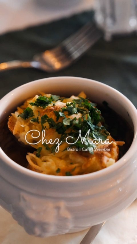 🇫🇷 Klassiker der französischen Bistros, #cuisinebourgeoise klassisch oder modern interpretiert - lecker und und nur mit pflanzlichen Zutaten.
Probiert es gerne aus! Wir freuen uns auf Euren Besuch!
Gerade zum #veganuary2026 doch eine gute Idee, oder?
/Mara
#rostockktv #rostockrestaurant #rostock #frenchrestaurant #weinbar #frenchfood #veganfood #veganrestaurant #restaurant #winebar @veganuarydeutschland
Video by @ln_fotojourney