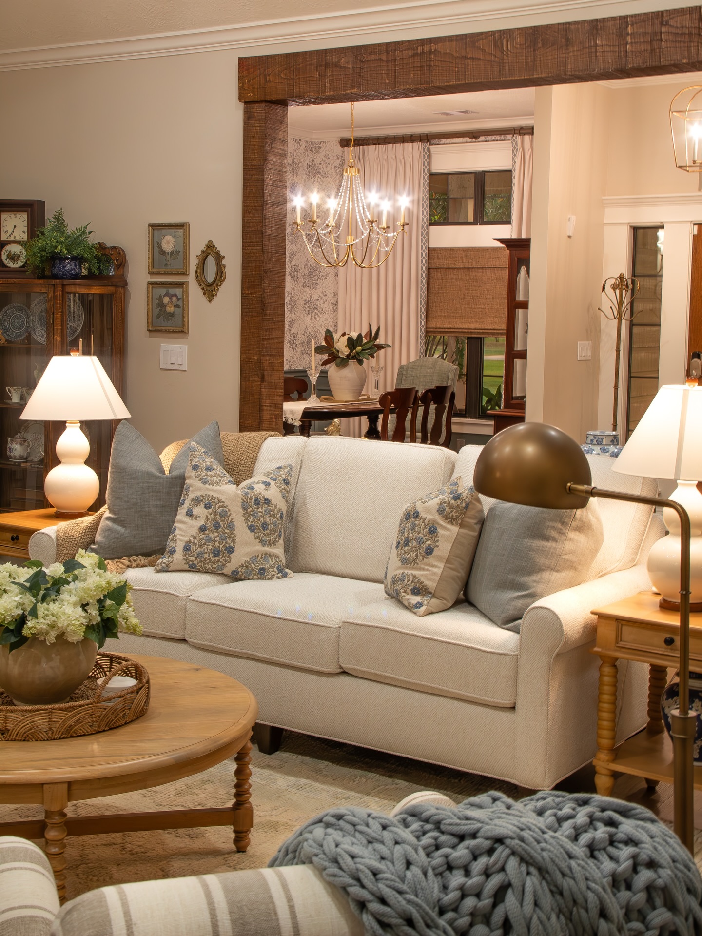 A living room meant for slow mornings, cozy nights, and everything in between <3
Timeless, layered, and full of love.
Follow along for more romantic home inspo 😊
•
•
•
Construction by @andersonfamilybuilders
Photos by @caseyweison