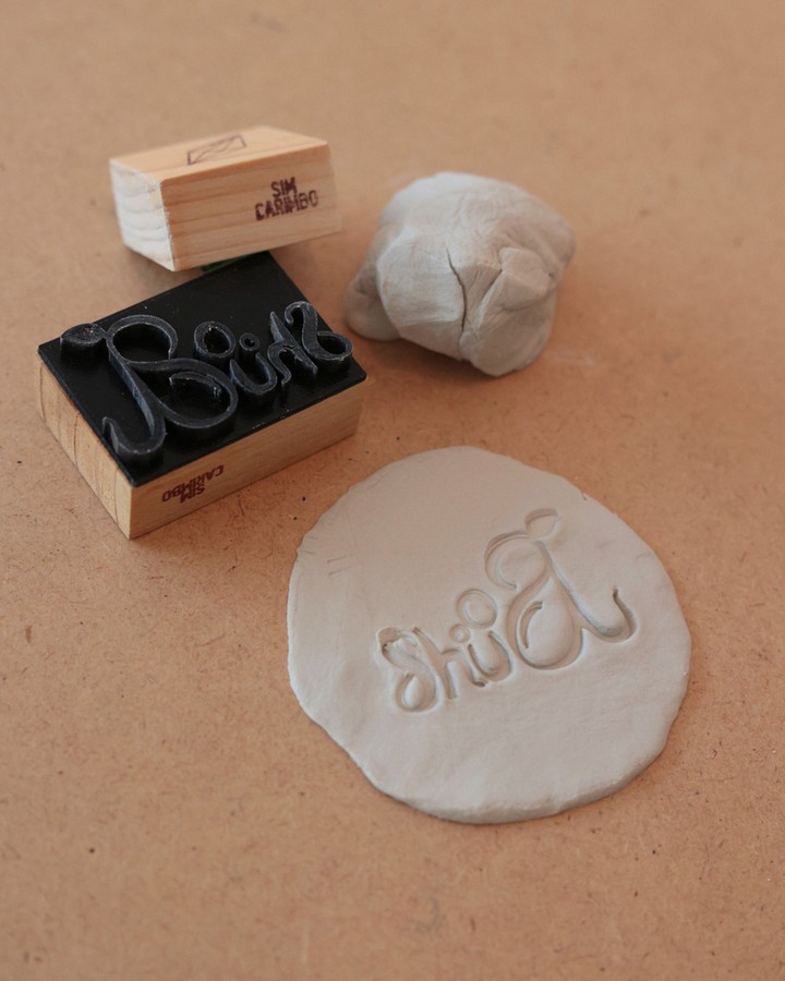 Sabias que os carimbos de alto relevo podem ser usados em muito mais do que imaginas? Podes usá-los em cerâmica, sabão, argila, massa de bolachas e até nos teus projetos DIY.
⠀⠀⠀⠀⠀⠀⠀⠀⠀⠀
Uma ferramenta, muitas possibilidades 😎