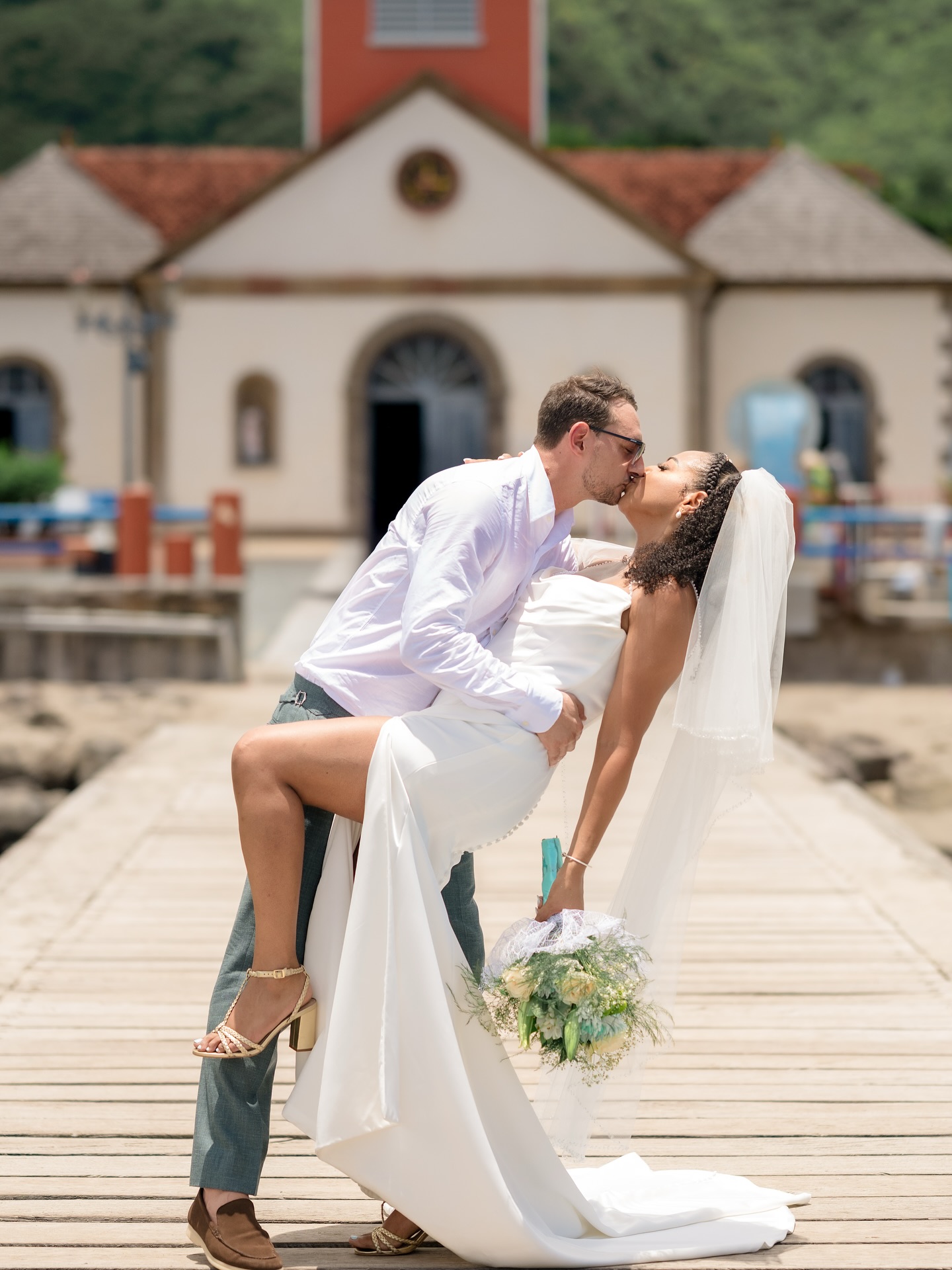 Un mariage comme une parenthèse hors du temps, à bord d’un catamaran, porté par la lumière et le mouvement de la mer. Une journée vécue avec naturel, entre rires spontanés, regards complices et instants partagés.
Mon approche est avant tout discrète. J’accompagne votre journée pour capter des images sincères, lumineuses et fidèles à ce que vous vivez.
Des photographies qui vous permettent de revivre l’intensité de ces moments, aujourd’hui comme dans les années à venir.
⛵️ @diamondrockmartinique_
#photographemariage #catamaranwedding #reportagemariage #weddingphotographer #mariage #aureliemariephotographe #martinique