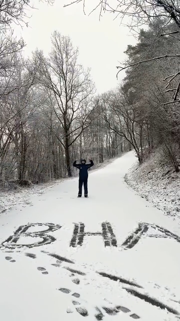 Drilling into another exciting week. Voor @pbn.nl hebben we een hele vette viaferrata mogen bouwen in een steengroeve! Als afsluiter bewonder je de rotswanden vanuit de lucht aan de zipline met #zipstop! Toevallig ook een steengroeve op je terrein? We komen graag bij je langs!
#viaferrata #build #zipline #belguimardennes #durby
Drilling into another exciting week. For @pbn.nl, we had the opportunity to build an amazing via ferrata in a quarry! To top it off, you can admire the rock walls from the air on the zipline with #zipstop! Do you happen to have a quarry on your property? We’d love to come visit!