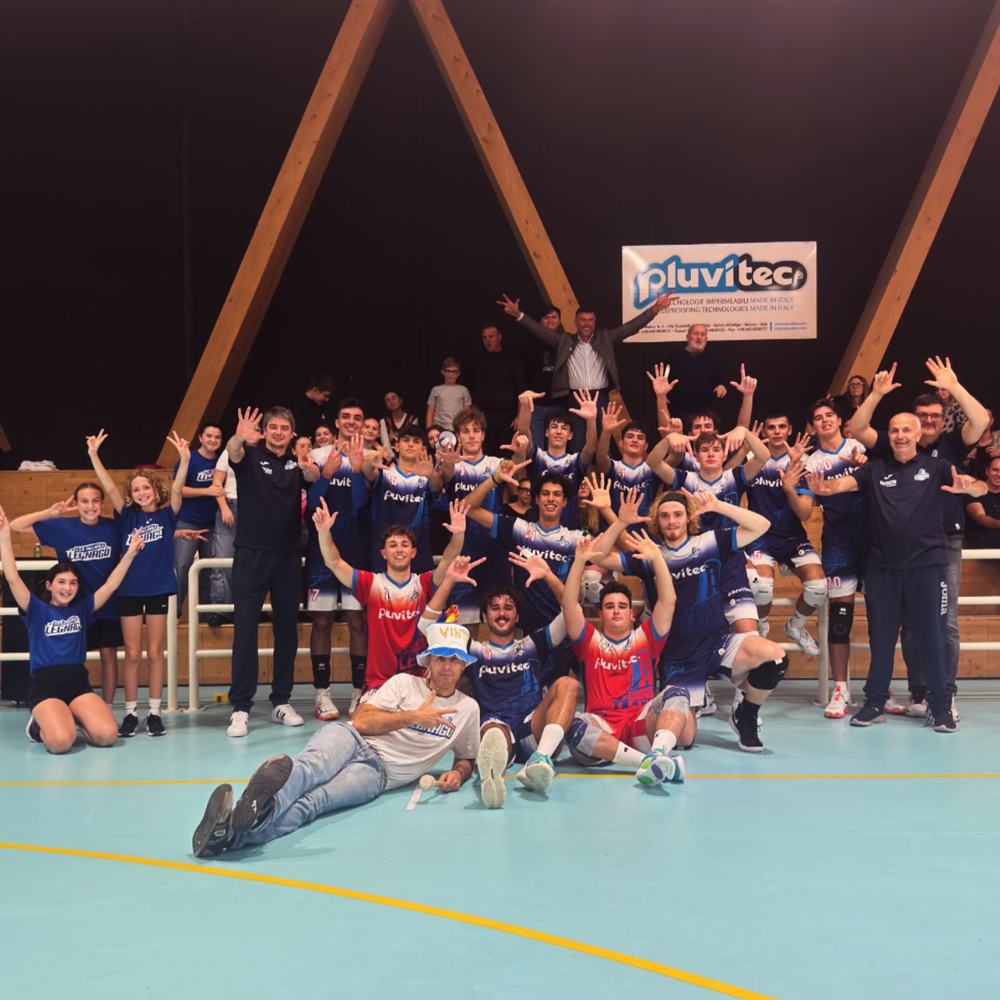 Serie C – Bilancio di metà stagione
Si chiude la prima parte di stagione della Serie C Pluvitec Volley Legnago ed è il momento di fare il punto su un percorso che, numeri alla mano, racconta una squadra solida, in crescita e sempre più consapevole dei propri mezzi.
Campionato: un’andata da protagonisti
Siamo quasi alla fine del girone di andata, Pluvitech Volley Legnago occupa il secondo posto in classifica, alle spalle di WEBEAT – Mektronic.
• 2ª posizione
• 21 punti
• 9 partite giocate
• 7 vittorie – 2 sconfitte
• Set vinti/persi: 24–10
Un rendimento che certifica la continuità del lavoro svolto e la capacità del gruppo di mantenere un livello di gioco elevato, partita dopo partita.
Una striscia importante di vittorie
Tra campionato e Coppa Veneto, la squadra ha collezionato 13 vittorie complessive, di cui 12 consecutive, una sequenza che va oltre il dato numerico e racconta soprattutto qualità di gioco, solidità mentale e identità di squadra.
Non si è trattato solo di vincere, ma di farlo imponendo ritmo, organizzazione e personalità, anche nei momenti più delicati della stagione.
Coppa Veneto: percorso di valore
Il cammino in Coppa Veneto si è interrotto ai quarti di finale, ponendo fine a un sogno coltivato fino all’ultimo. Un’uscita che lascia rammarico, ma anche la consapevolezza di aver affrontato la competizione con ambizione e competitività, misurandosi con squadre di alto livello.
Lo sguardo avanti
Il bilancio di questa prima parte di stagione è positivo e incoraggiante. La classifica, la striscia di vittorie e la qualità espressa in campo sono il risultato di un lavoro quotidiano fatto di impegno, sacrificio e attenzione ai dettagli.
Ora si volta pagina: il girone di ritorno sarà una nuova sfida, da affrontare con la stessa mentalità, sapendo che ogni partita richiederà lo stesso livello di concentrazione e determinazione.
Pluvitech Volley Legnago è pronta a ripartire.
#asdpallavololegnago