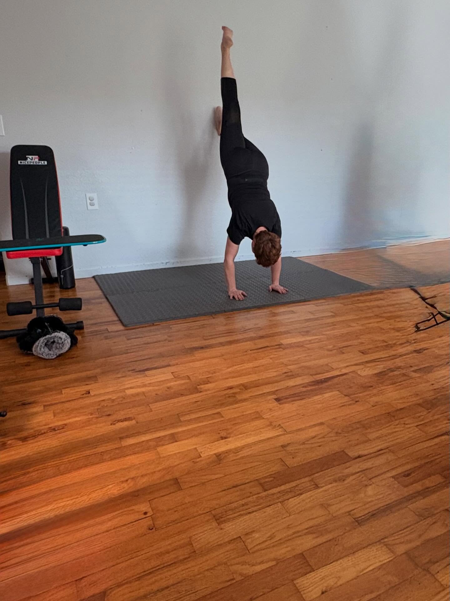 Good afternoon 😊💪🏻 a little stretch while my youngest one takes a nap 😴 #momlife #yoga #jugglinglifewithms