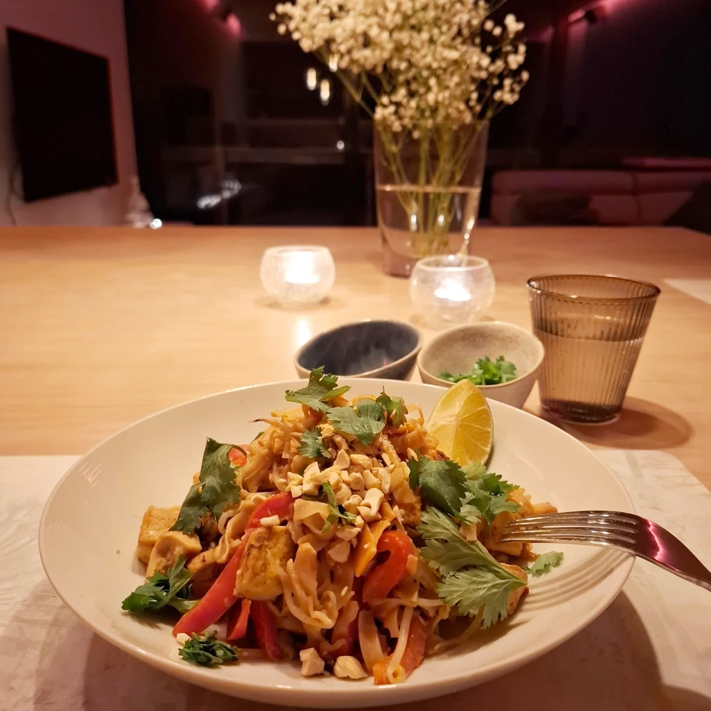 🇹🇭 Thaïse avond vibes 🇹🇭
En ja hoor… deze lekkere, snelle én voedzame pad thai is er zéker bij! 😍🍜
Van Thaïse springrolls tot groene curry, rode curry’s en nog zoveel meer…
Tijdens deze leerrijke & inspirerende Thaïse avond ontdek je hoe gezond en smaakvol de Thaïse keuken kan zijn ✨
👉 En geen zorgen: geen fan van koriander?
Dan is het gewoon een Thaïse avond zonder koriander 😁😅
🌿 Hou je van lekker eten, maar wil je ook gezondere keuzes maken zonder in te boeten op smaak en gezelligheid?
Dan is De Gezonde Keuken van Catherine écht iets voor jou 🍽️✨
👩🍳 Donderdag 5 februari – Thaïse avond
Laat je verrassen door heerlijke, lichte en voedzame gerechten.
Ik inspireer je graag en toon hoe gezond genieten makkelijk én superlekker kan zijn 💚🌶️
💛 Waarom mag je dit niet missen?
✨ Gezellige & ontspannen vrouwenavond
✨ Gezonde gerechten boordevol smaak
✨ Live kookinspiratie met tips & tricks
✨ Ontdek gezonde producten & alternatieven
✨ Je gaat naar huis met recepten én restjes 😍
🎁 Iets te vieren?
Schenk een cadeaubon van ‘De Gezonde Keuken van Catherine’ en verras iemand met een gezellige én gezonde ervaring.
Breng je invite gewoon mee ❤️
🍽️ Als dieetkok hou ik rekening met allergenen (glutenvrij / lactosevrij).
Laat je wensen weten bij inschrijving, zodat iedereen zorgeloos kan meegenieten 🤍
📲 Volg ➡️ @glutenfree_by_momsinshape
🍝 Kleine groep = beperkte plaatsen!
👉 Wil jij erbij zijn?
Schrijf je in via www.momsinshape.be 📩
#vrouwenevent #vrouwen #gezond #metime💕 #Lennik