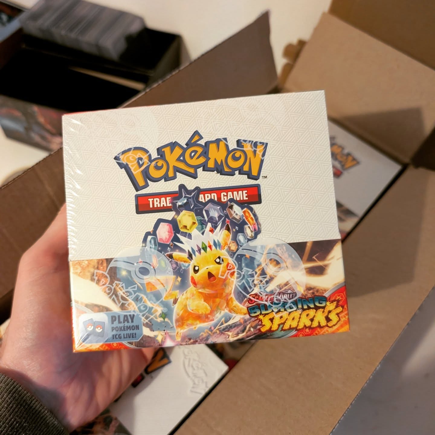 We're back, and it's time for the first RRP drop of the year! Surging Sparks is now over a year old (can you believe it), but we've got some Booster Boxes going right now in our Discord - see you there!
🔗https://discord.gg/wM5Jf45BGg
#pokemon #PokemonCards #PokemonCardsUK #PokemonCardCollection #pokemoncommunity