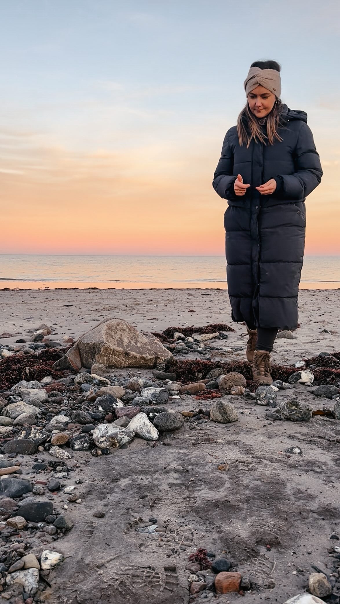 Du suchst noch vergeblich nach dem Startknopf fürs neue Jahr? 🚀
Good News: Du bist nicht unmotiviert oder zu wenig diszipliniert. Du bist einfach im Wintermodus. Dein Körper reagiert gerade einfach gesund.
Yoga & Ayurveda erinnern uns daran, dass der Winter eine Zeit des Rückzugs ist.
Zeit für Stille, für Regeneration und für weniger Druck von außen und innen.
Nicht jede Phase ist für Ziele da. Besonders die Zeit jetzt ist da, um zu sammeln, zu integrieren und einfach nur zu sein.
Die Natur zieht sich zurück und sammelt neue Kraft.
Und du darfst das auch, ohne Schuldgefühl, ohne Eile. Du musst gerade nichts erreichen. Dein Winter darf leise sein. 🌙
Also verschiebe deine Vorsätze und Pläne auf später, ohne schlechtes Gewissen und warte ab. Denn deine Zeit wird kommen. 🌞
Erlaubst du dir gerade Rückzug? ❄️
•
•
•
#rückzug #jederkannentspannen #winterruhe