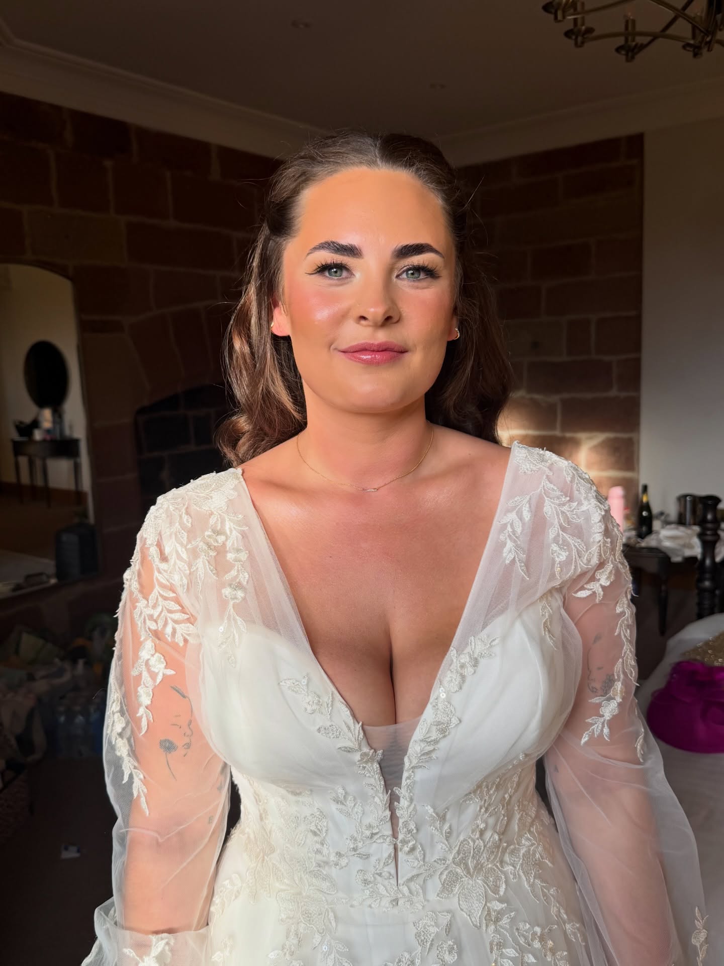 Fresh faced & glowing 🤩🤍
Finally getting round to posting content after a busy busy December, so you can expect a content overload from Lili’s glam and bridal party 🤍
Hair @traceytennant_hair
Venue @dalstonhall
@liliairlie 🤍🤍🤍