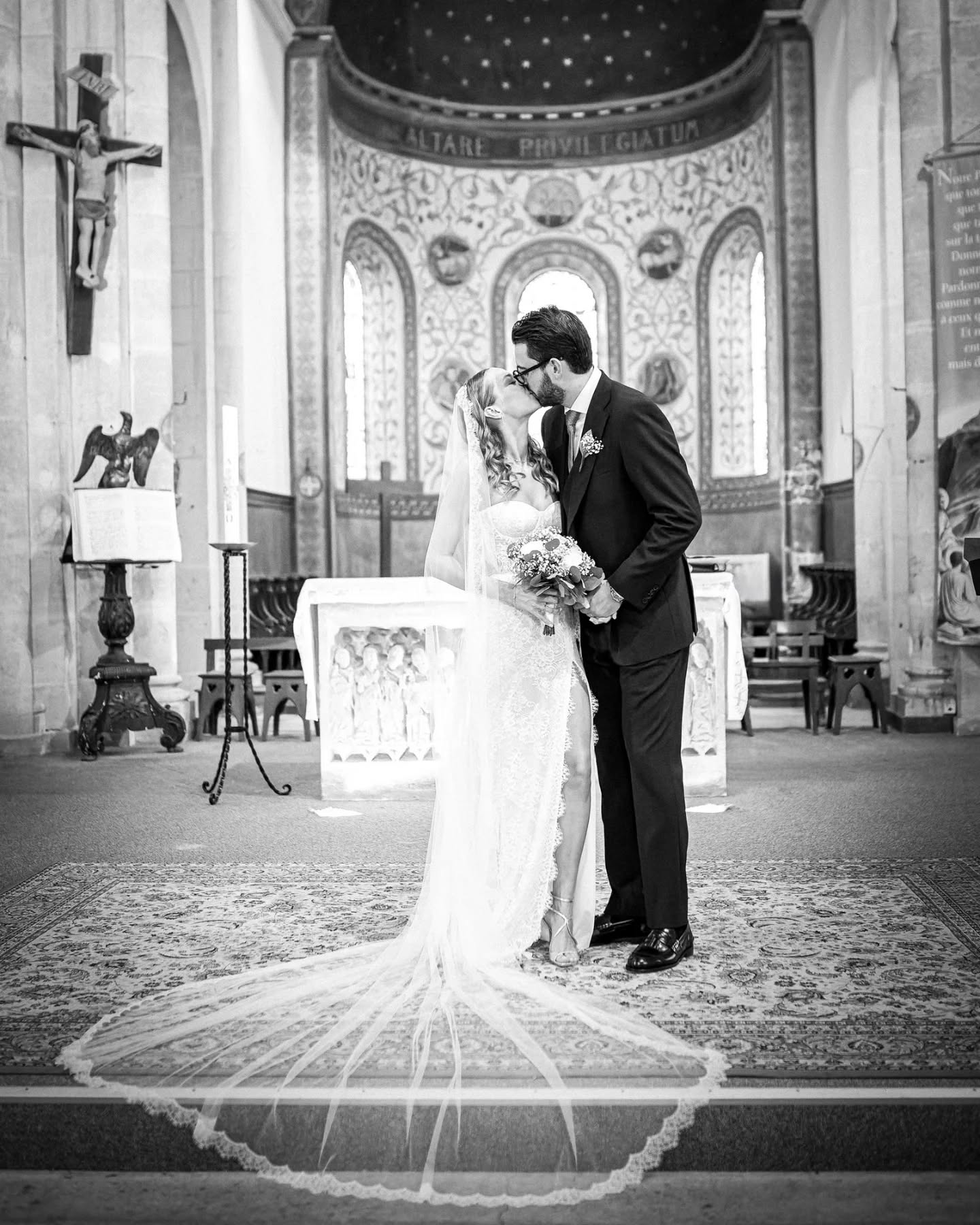 ✨ J'ai eu le privilège d'être le photographe de mariage de Chloé et Victor, mariage qui s'est déroulé en deux parties : à la mairie de Levallois-Perret puis au Domaine de Mont ✨
En septembre dernier, nous avons eu le droit à un mariage au top! Dans un premier temps, la cérémonie civile ds la superbe mairie de Levallois-Perret🏰
Le samedi, départ pour la Bourgogne ou les préparatifs ont commencé dans une demeure splendide, le Domaine de Mont. Les mariés ont vécu des moments funs et drôles accompagnés de leurs garçons et demoiselles d'honneur. La journée s’est poursuivie par une cérémonie à l’église, suivie d’un cocktail convivial et d’une soirée très animée.
Ce mariage, c'était que du kiff et ça a été l'un de mes coups de cœur 2025 🥰
➡️ INFORMATIONS ⬅️
📸 Encore 10 dates disponibles pour 2026 ! N'hésitez pas à m'envoyer un DM pour informations.
👉 Pour rappel, en 2026, l’un des couples bénéficiera du remboursement intégral de son reportage photo de mariage après tirage au sort! 🎁✨🎁
📸 @ericc.wedding
📽️ @mcimage_cinematographer
🏰 @domainedemont
👰 @chloelmne
🤵♂️ @viclemoine
.
.
.
#photographemariageiledefrance
#videomariageparis
#photographedemariage