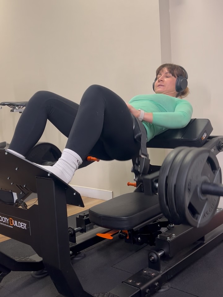 Monday glutes & hamstring workout . 🔁
Same workout than the previous week and the weeks before . Because progress with weight is made with repetitions : doing the same basics exercises in a consistent mode .
The only diffrent thing I am doing in this block is the B stance RDLS twice a week and once the bilateral RDLS. Always with dumbbells because :
✅ it is where I feel more the connection with my glutes
✅ I have more mobility with my torso
✅ can slightly rotate my torso on my hip for more glute engagement .
Join my programs for a personalised coaching who give you real results .