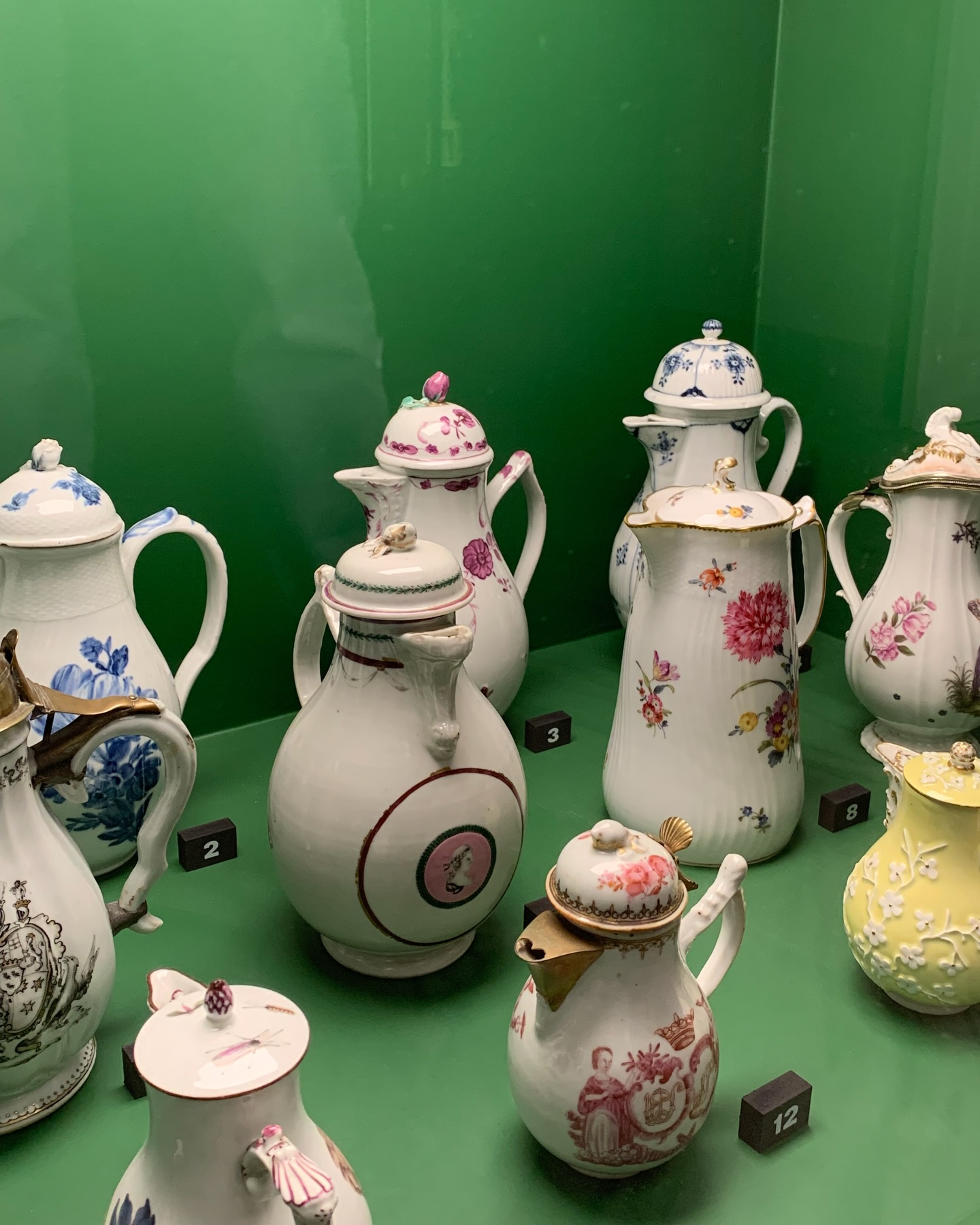 Anyone fancy a cup of coffee? ☕️
Historically, coffee has been seen as a status symbol, but it also carries a more complex and difficult history. While some (often Europeans) enjoyed this new hot beverage in exquisite porcelain masterpieces, others suffered, as coffee’s history is deeply entwined with slavery and colonial exploitation.
When coffee was introduced to Europe in the 1600s, it also inspired creative artisans to design drinkware and furniture suited to this new luxury. This included special pots and cups. Several historical examples are now preserved in museum collections - like the ones in my photo from the @designmuseumdanmark
Coffee, like many other foods, has a far wider and more complicated history than people often realise.
Next time you look at an antique, consider the wider context in which it might have been created. 💭
•
•
#coffee #designhistory #antiqueporcelain #porcelain antiques