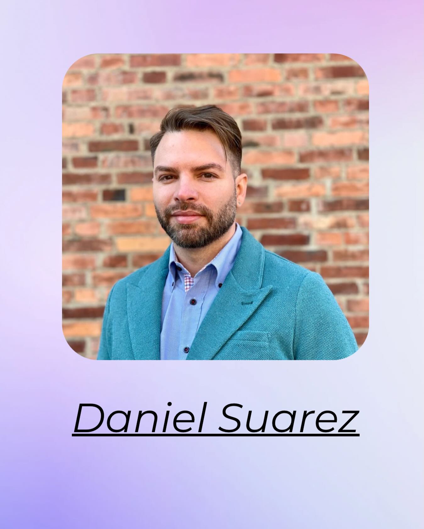 Föreläsning om HIV i arbetslivet💜
Datum: 20/1
Tid: kl: 13:15-16:00
Sal: 51:218
Att leva med hiv – upplevelser, kunskap och bemötande
Vad innebär det att leva med hiv idag, och hur påverkar okunskap och stigma människors vardag – inte minst i arbetslivet? I sin föreläsning delar Daniel Suarez med sig av personliga erfarenheter och ger en aktuell bild av hiv i Sverige 2026.
Tack vare effektiv behandling är hiv idag en kronisk sjukdom, virusnivåerna i blodet blir omättbara och då kan hiv inte överföras. Personer som lever med hiv kan arbeta, bilda familj, och delta fullt ut i samhället.
Trots detta möter många fördomar och okunskap, inte minst på arbetsplatser. Föreläsningen lyfter vikten av kunskap, respekt och en inkluderande arbetsmiljö där alla kan känna sig trygga och bemötas utan rädsla eller diskriminering💜