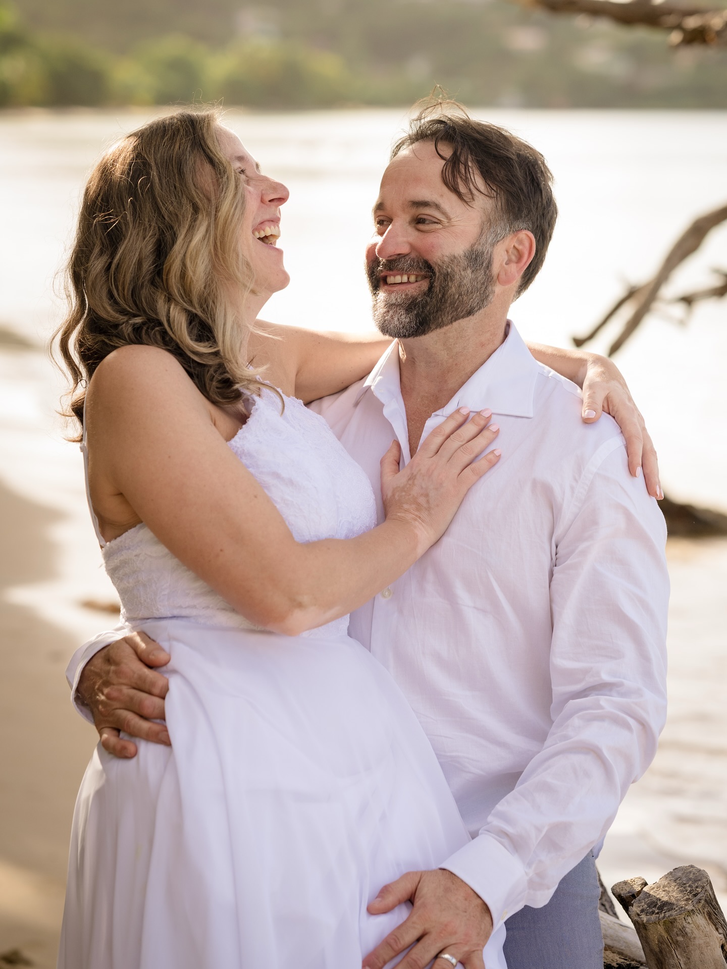 Juste après s’être dit oui, ils ont fait leurs valises pour la Martinique… et j’ai eu l’immense chance de les photographier pour leur voyage de noces ✨
Un couple débordant d’amour, de joie et de rires.
Aucun pose forcée, juste eux, complices, lumineux.
Ces moments-là sont précieux où l’on oublie l’appareil photo et où tout coule naturellement. 🤍
Merci pour votre confiance et pour ces si beaux moments partagés 🌊🌿
#rire #photographelifestyle #photographecouple #martinique #coupleheureux