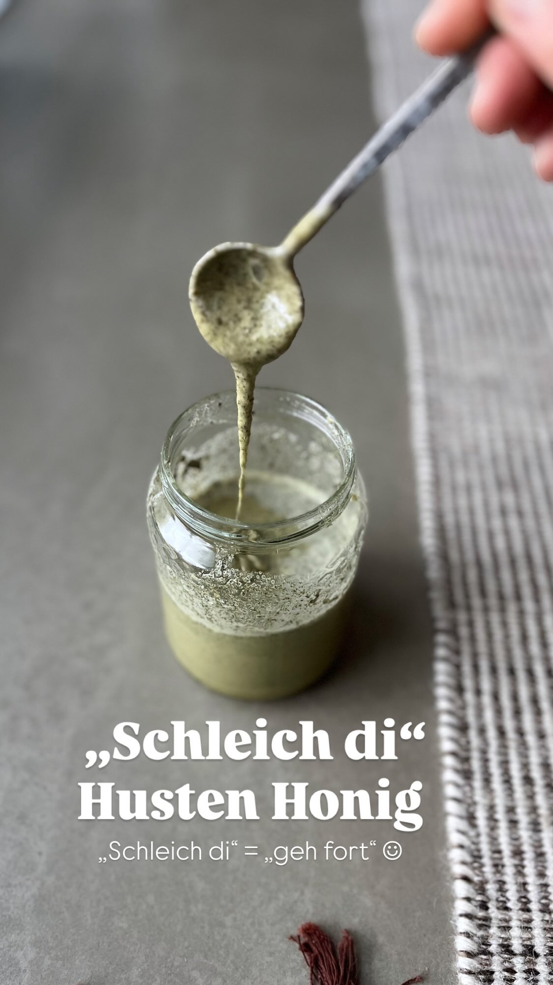 „Schleich di“ auf unseren Dialekt heißt soviel wie „geh weg“ 😅
Und zwar ist der Husten gemeint, der gerade allgemein viel unterwegs ist und sich nur zu gern unerwünscht einnistet.
Zum Glück gibt es wunderbare grüne Helferlein die dich super unterstützen können und Linderung schaffen.
Du brauchst:
1 Hand voll Tannen oder Fichtennadeln ( sauber, unbehandelt)
1-2 TLThymian getrocknet
Etwas Spitzwegerich getrocknet (1-2 TL)
1-2 TL Salbei getrocknet
Optional noch 1 TL Eibisch und 1 TL Fenchelsamen.
• ca 500g regionalen Honig
• Glas feuerfest, Topf für Wasserbad, Holzlöffel
Alle Zutaten kommen sauber in den Mörser und werden zerkleinert. Inzwischen kannst du den Honig in den Wasserbad stellen und erwärmen nicht zu heiß einfach auf kleiner bis mittlerer Stufe.
Die Kräuter hinzufügen und gut durchrühren. Das Ganze darf jetzt 1 Stunde mindestens ziehen.
Optional kannst du dann das Ganze auch kurz durchmixen, damit die Kräuter schön zerkleinert sind. So kannst du sie dann auch easy mitessen und trinken, ohne dass sie stören.
Der Honig allein hat schon eine sehr wohltuende Wirkung kombiniert mit den Kräutern ein unschlagbare Helfer in der Erkältungszeit!
Bei Bedarf einfach einen Teelöffel davon im Mund zergehen lassen oder in einen nicht zu heißen Tee mischen. Du wirst sehen, es geht dir schnell besser!
Viel Freude beim ausprobieren und bleib gesund!
Alles Liebe, deine Meli mint
.
#selbermachen #rezept #erkältung #hausmittel #hilfe #kräuterkraft #husten #winter #gesundheit #erstehilfe #halsschmerzen #honig #kräuter #kräuterhexe
