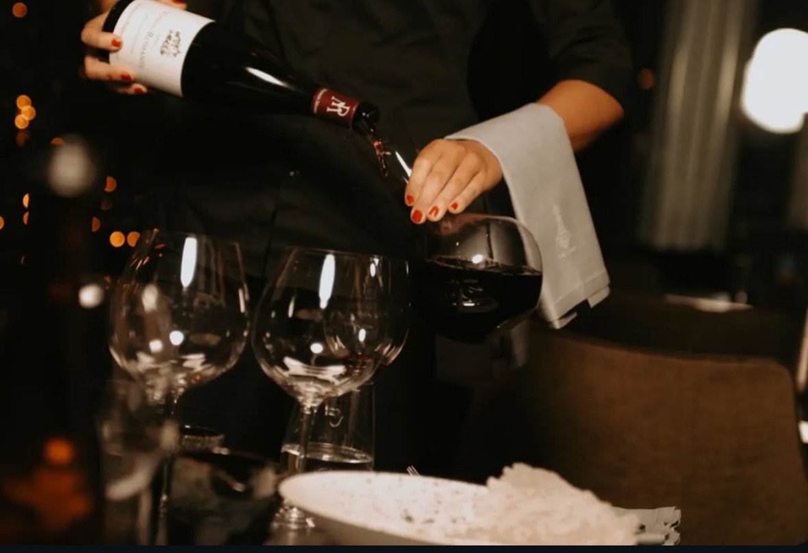 Är du vår nästa Servitris/Servitör?
Kliv in hos oss och du kommer att mötas av ett ställe som är livligare och mer internationellt än andra restaurangupplevelser. En unik, modern plats där mötet står i centrum.
Vi värnar om glädje, omtanke och energi och är du som vi, glad, gillar teamwork och vill jobba i ett bolag som satsar på dig, kommer vi att passa för varandra. Välkommen till oss!
The Lamp Restaurant söker dig som har ett genuint intresse för mat, dryck och service, som är van vid ett högt tempo och som ser utmaningar där andra ser motgångar. Här får du jobba i en modern, internationell miljö, där det bästa som finns är att mötas upp under kvällen för att i en stimulerande och välkomnande miljö överträffa gästens förväntningar.
Vi ser gärna att du har:
- Minst två års erfarenhet av servisyrket
- Hög arbetsmoral och stort driv
- Är noggrann och organiserad
- Har lätt för att samarbeta
- Meriterade är om du har en sommelierutbildning
Låter detta intressant?
Är du nyfiken på att bli en del av oss? Då ser vi fram emot att höra mer om DIG!
Sök jobbet idag, intervjuer kommer ske löpande.
Maila till koket@thelamprestaurant.se
Varmt välkommen med din ansökan!