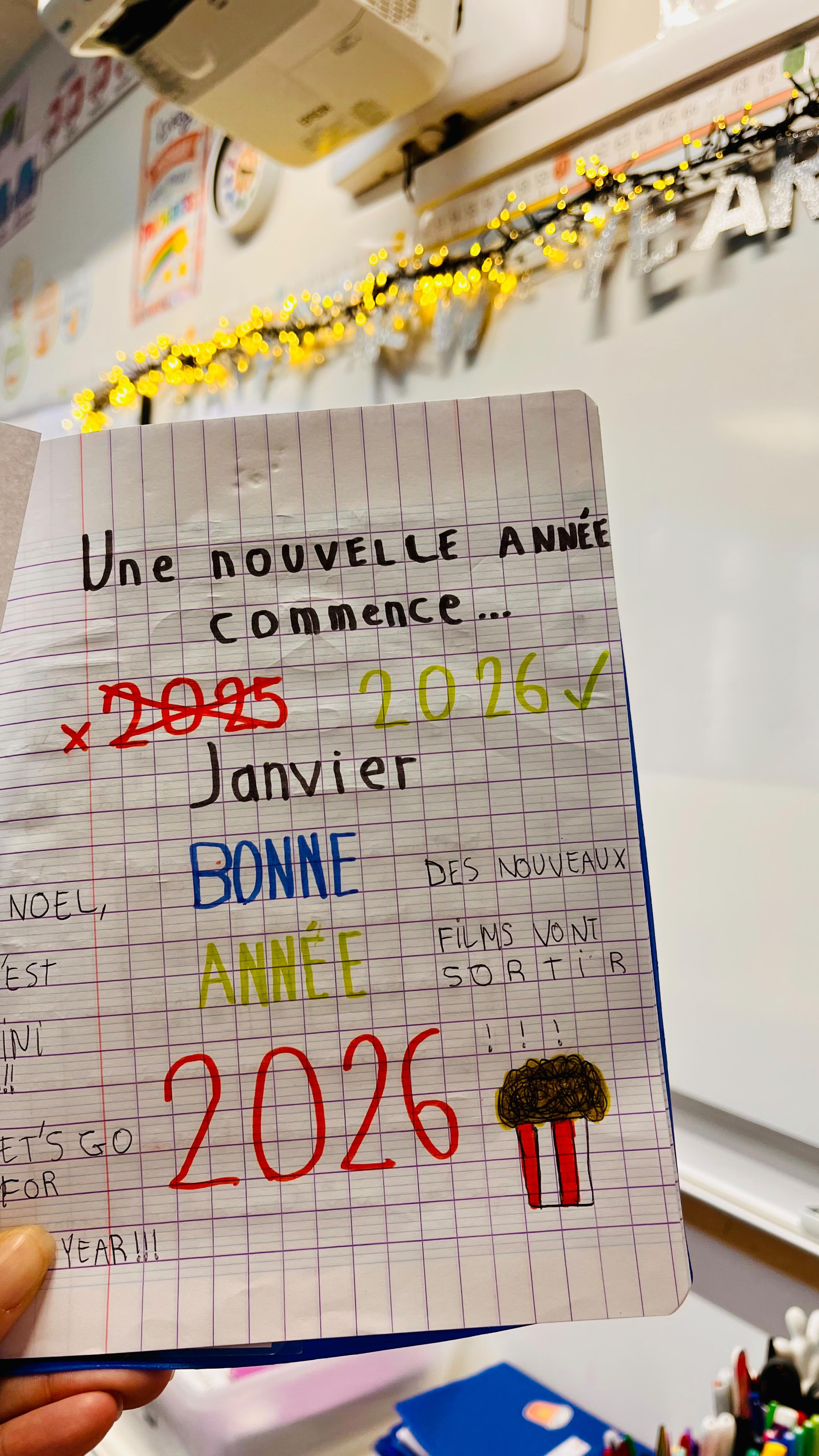R•E•N•T•R•É•E
▶️ Et toi, ta semaine de rentrée ? Cool ou complètement dingue 🤪 ?
Après avoir accueilli une école maternelle le jour de la reprise dans notre école (suite à un incendie dans la leur), la neige s’est mise à tomber à gros flocons ❄️ toute la journée !
Pas mal d’enfants sont rentrés chez eux ainsi que des collègues qui devaient aller chercher leurs enfants suite à l’arrêt des transports scolaires.
Après-midi cool, ceintures et jeux de société !
Mardi le verglas a pris le relais et a laissé une dizaine de mes élèves à la maison !
J’ai donc chamboulé mon emploi du temps et fait une super séance d’arts visuels sur le thème de la neige et de l’hiver ! Ils ont bien aimé !
Jeudi retour au calme mais à 13h on apprend que toutes les écoles seront fermées le lendemain à cause du tempête !! Du jamais vu en 18 ans de carrière !
C’etait un peu stressant quand meme car on a toujours peur des dégâts que ça peut causer …
Nous sommes partis à un concert pédagogique génial auquel on assiste tous les ans ! Pendant ce temps mes collègues ont du évacuer l’école suite à une forte odeur de gaz, les pompiers sont intervenus et fausse alerte ! Ouf !
Jeudi soir on a dormi dans le salon en famille pour moins entendre le vent qu’à l’étage ! Et on a bien fait, plus de 150 km/h de vent dans la nuit, la folie.
Vendredi le calme après la tempête … pas d’école donc j’en ai profité pour ranger toutes mes décos de Noël ! 😂 J’en ai beaucoup trop 😆😆 !
C’était donc une semaine de folie pour cette reprise !! J’espère que les semaines à venir vont être plus calmes 😂
Bon dimanche à tous !
Maitresselili_lh ✨
#maitresselililh #teampe #cycle3 #cm2 #cm1
