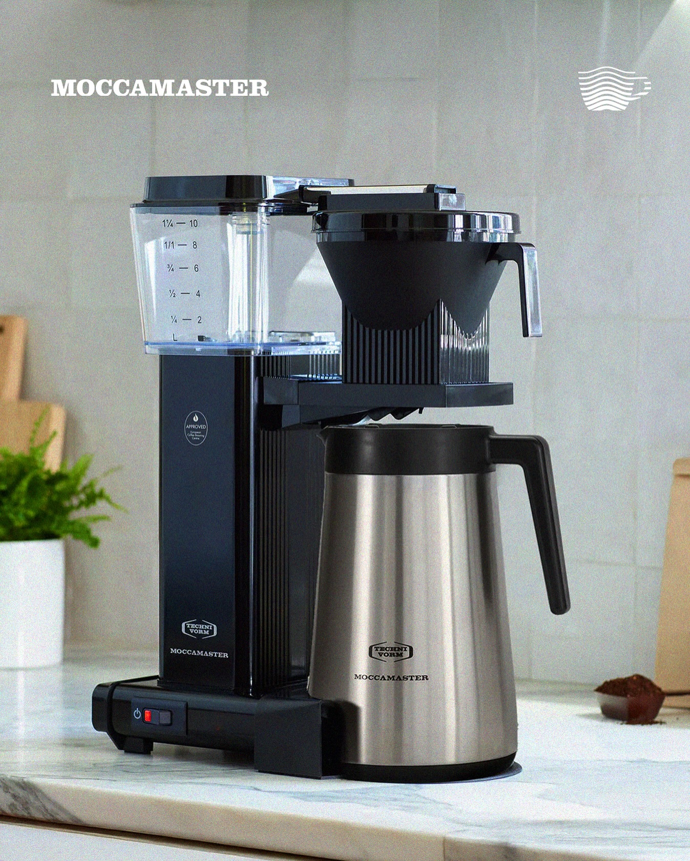 Preparar café en casa también puede sentirse premium.
La Moccamaster combina diseño, precisión y consistencia para lograr un café equilibrado, aromático y bien extraído, todos los días.
Porque cuando el método es correcto, el resultado se nota.
📍 Disponible en nuestros showrooms de Asunción y CDE o en nuestra web www.xpecialty.com.py