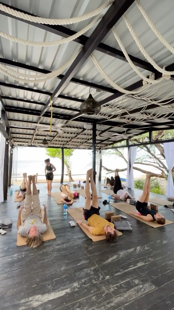 Morning practice at the beautiful @casa.ogo with a view that cannot be beat 😍🌊 feeling lots of gratitude
.
.
.
.
.
.
.
.
.
#yogaretreat #nicaragua #pilates #vacationmode #yogalife