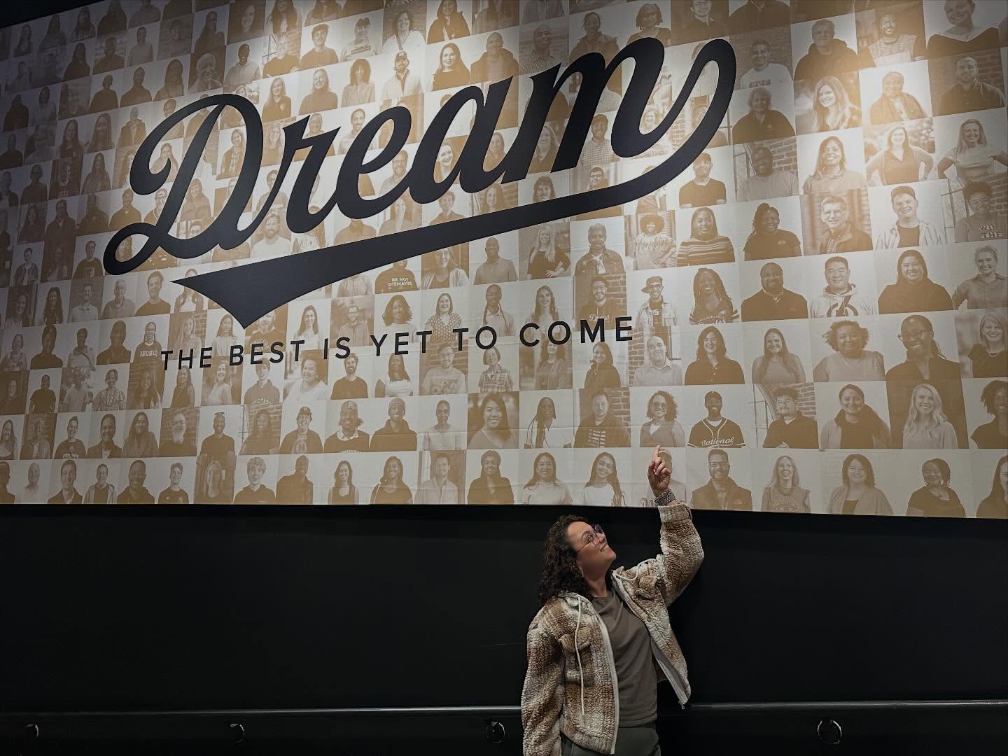 Amo servir a Dios y más através de esta comunidad de fe. Una comunidad que impacta comunidades, misiones y apoya a los soñadores y emprendedores.
Estoy rodeada de seres visionarios, gente que me@guian, lideran, mentorean, según los principios Bíblicos. Por eso mi modelo de negocio va anclado en la palabra de Dios. A mi no me verán haciendo muchas cosas que recomiendan expertos para que negocios como el mío “crezcan y prosperen”. A mi me verás aplicando lo que dicen las escrituras.
- Con valores
- Principios
- la verdad
Buscar y aplicar sabiduría de Dios es el fundamento principal en mi vida, familia, ministerio y negocio. ¿Qué busco con todo lo que hago?, honrar al padre que Dios sea exaltado.
Como dice este banner, lo mejor esá por venir!!! Así lo creo, lo visualizo y lo trabajo.
¿Cómo visualizas tu año?
¿Quinenes te rodean?
¿Qué principios y valores son la base de tu vida o negocio?
Reflexiona en esto!
#larutaproductiva #empreproductiva #comunidaddefe #mujerproductiva #mujervisionaria