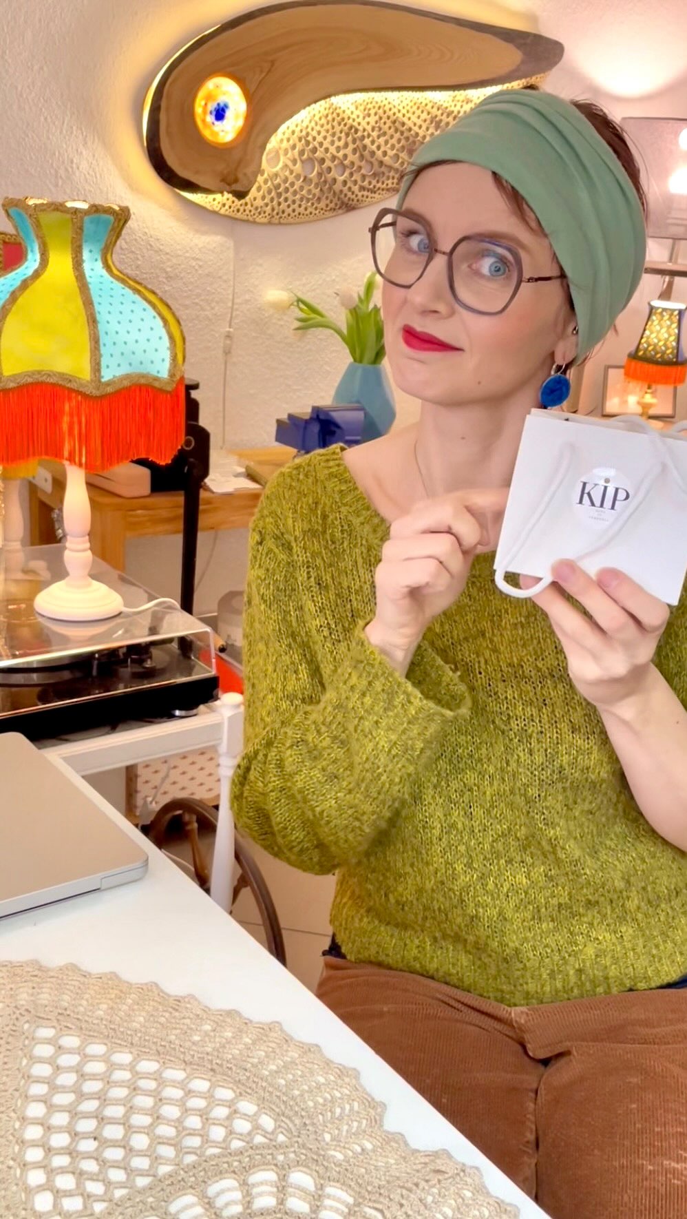 What if we just gave each other smiles? 🥹☺️
A hand-stamped bracelet with the letter that matters most❤️🔤
.
#personalizedjewelry #custombracelet #handmadebracelet #meaningfuljewelry #jewelrywithmeaning #unboxingvideo #unboxingmoment #slowmade #artisanmade #handstamped #handstampedjewelry #customgift #smiley #smileforever #queer #symbolicjewelry #thoughtfulgift #personalisierterschmuck #handgemachterschmuck #schmuckmitbedeutung #magniviertel #geschenkidee #manufakturschmuck #schmuckliebe #slowfashion #handarbeit #braunschweigerleben #katzenliebe #danabassotta #kipjewels