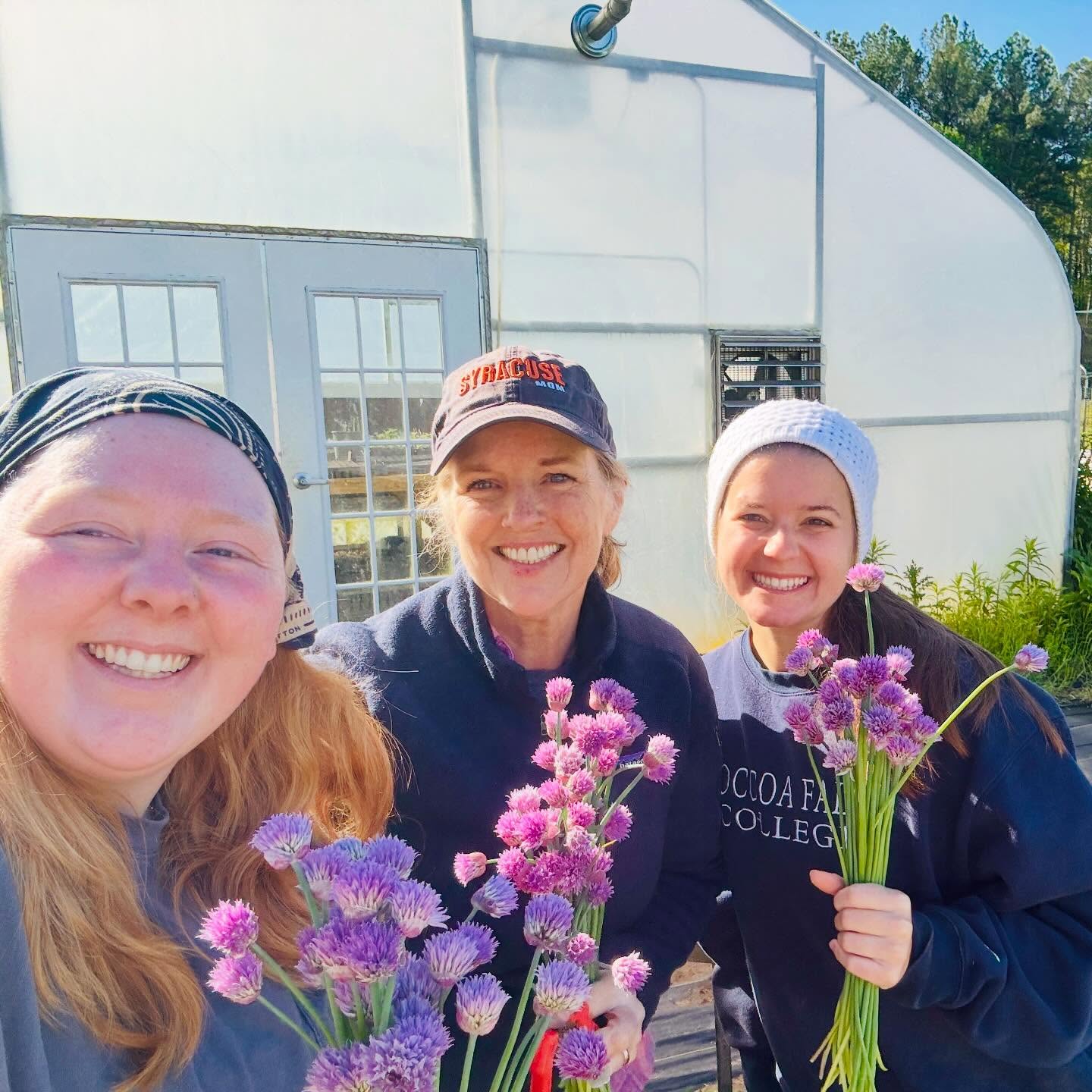 This first week back after the new year has us feeling so grateful for all the beautiful faces that graced the farm this past season. What a year 2025 was! Thank you to everyone who had a hand in helping the farm grow ~ from our amazing crew to our wonderful customers. Happy new year! Here’s to another great season filled with smiling faces and beautiful flowers. 🫶🌱