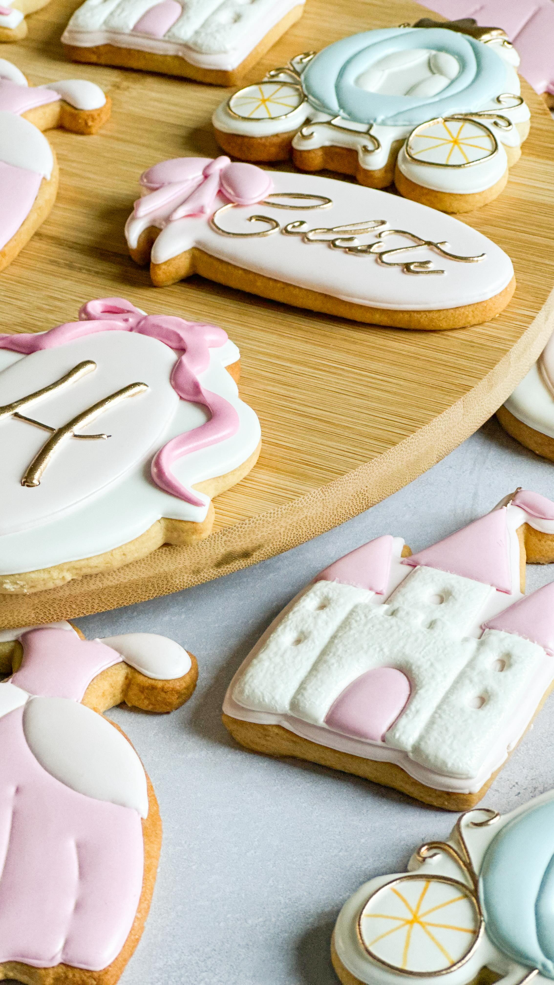 Parfois, je me sens comme la marraine la Bonne Fée… d’un croc dans ses délicieux biscuits magiques, et vous voici émerveillés!
__________________
Karu Sweets Design | Biscuiterie artisanale & personnalisée
🧑🏾🍳 Christmina, biscuitière passionnée
🍪 Biscuits sur mesure,personnalisés, pour tous les événements
🤲🏾 Entièrement fait à la main, du biscuit au décor
📦 Livraison en France métropolitaine et dans les DROM
🛒 Click & Collect Orly (94)
Commande en MP ou sur le site (délai 14 jours minimum)
www.karusweetsdesign.com