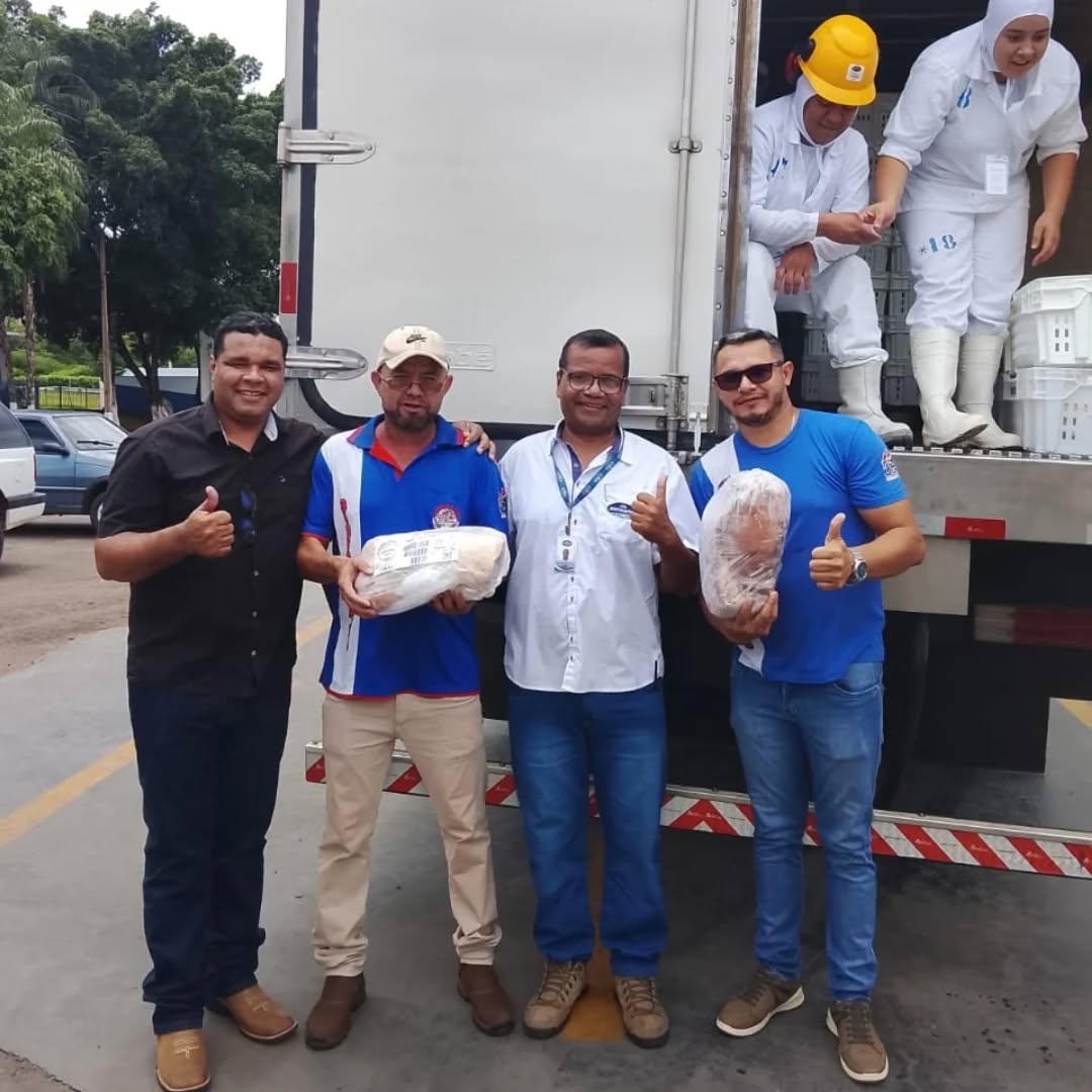 Parceria, tradição, fartura e alegria da família no fim de ano.
Tradição que alimenta e valoriza! 🥩🔥
Mais um ano em que a parceria entre o SINDMASSA MS e a NATURAFRIG faz a diferença na mesa do trabalhador.
É gratificante registrar a entrega do tradicional kit de fim de ano: cerca de 5kg de costela de primeira para garantir o churrasco e a alegria das famílias de nossos trabalhadores e trabalhadoras.
Essas imagens refletem mais do que uma entrega; refletem o reconhecimento pelo esforço de um ano inteiro de trabalho duro.
Ver o sorriso no rosto de quem constrói a grandeza da nossa indústria é o que nos move.
Que em 2026 essa união continue trazendo frutos e fartura para a casa de cada colaborador.
Juntos somos sempre mais fortes!
#SINDMASSAMS #Naturafrig #ValorizaçãoDoTrabalhador #ChurrascoGarantido #Tradição IndústriaDeAlimentos ParceriaDeSucesso MatoGrossoDoSul FimDeAno Gratidão