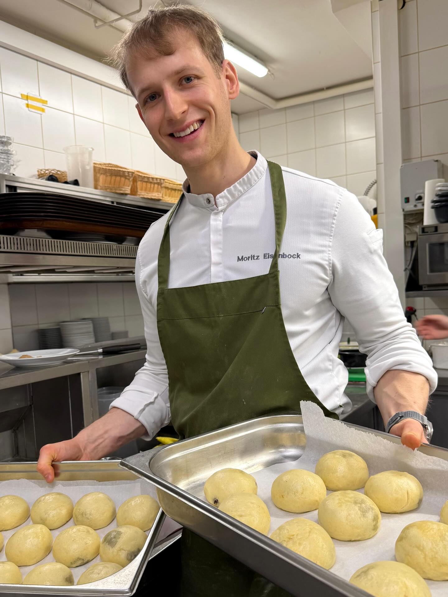Wer von euch hat nach unserem letzten Video das pikante Germknödel mit Blunzn gefüllt (á la Moritz👨🏼🍳) probiert?
🤗 Wenn nicht, dann kommt unbedingt noch vorbei. Es lohnt sich auf jeden Fall! 😋
Ansonsten warten noch weitere interessante & köstliche Vorspeisen wie unser hausgebeizter Lachs mit Honig-Senf-Dillsauce & selbstgemachtem Brioche, Kalbsrahmbeuschl mit Serviettenknödel oder unser heißgeliebter Wintersalat (🤫 Lena's Geheimtipp) auf euch.
P.S.: Wer das angerichtete Blunzn Germknödel sehen will, muss vorbeikommen. Wir freuen uns! 😁
#eisenbockaufmehr #wirtshaus #germknödel #vorspeisen #familienbetrieb