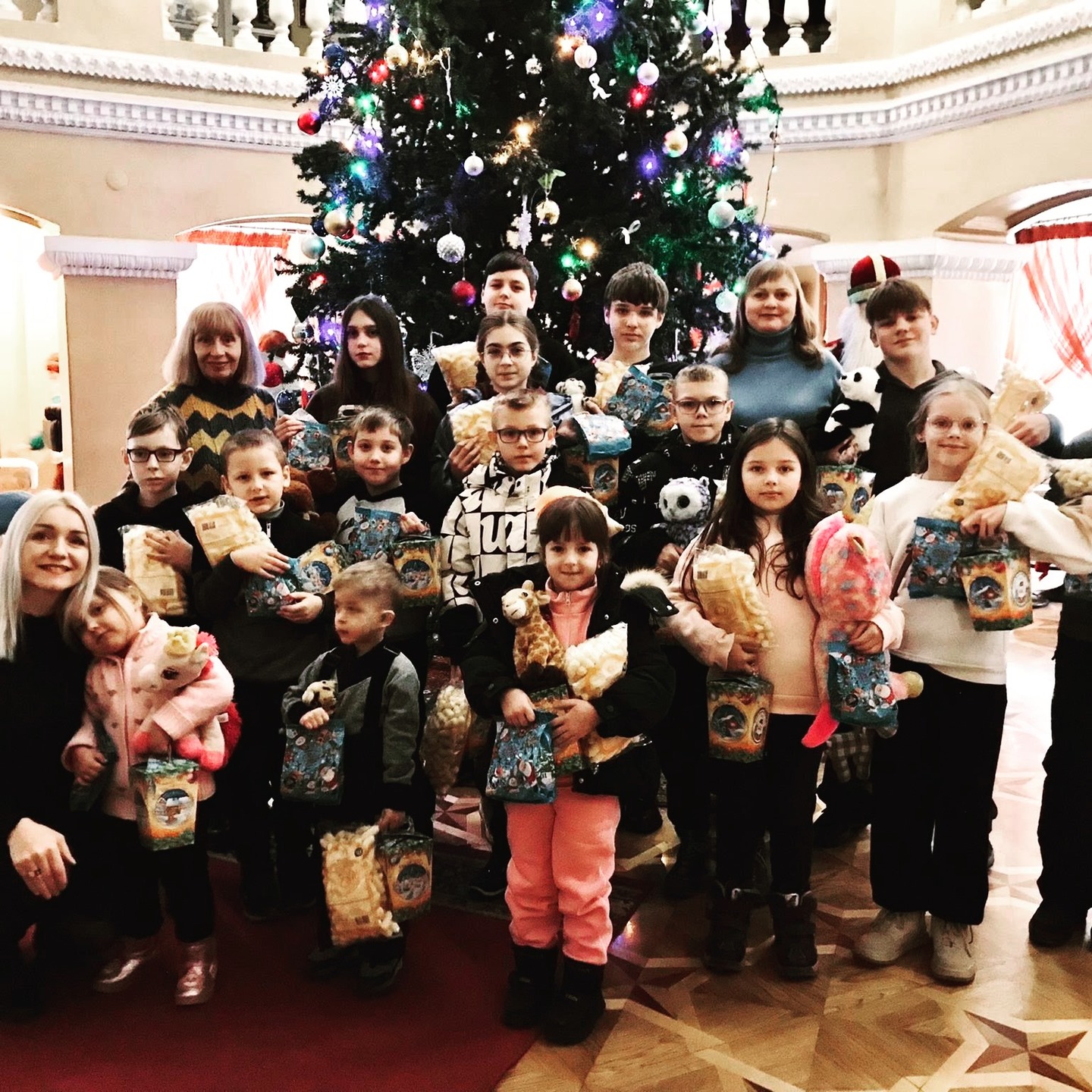 Різдво для дітей з Бахмутського району — з теплом, світлом і надією
Сьогодні ми привітали з Різдвом дітей з Бахмутського району — родин, які втратили свої домівки через війну, але не втратили головного — надії та внутрішньої сили.
Щиро дякуємо театру імені Садовського за гостинність і можливість знову подарувати дітям справжнє свято.
Вистава «Шома + Фуджі = любов» стала для них яскравою подією — діти в захваті, з усмішками, емоціями й щирою радістю, якої так бракує у складні часи.
Ми вкотре висловлюємо подяку учасникам Благодійного Альянсу «Цивільний фронт» за системну підтримку фонду «Без кордонів». Саме завдяки цій солідарності ми можемо бути поруч із родинами з дітьми, які втратили житло, підтримувати їх і створювати для дітей моменти тепла, турботи та нормального дитинства — навіть посеред війни.
Бахмутяни — це приклад стійкості, гідності та витримки.
Ми щиро поважаємо вашу силу й дякуємо за довіру.
Разом — вистоїмо. 💛
#ЦивільнийФронт #ФондБезКордонів #ДітиВійни #БахмутськийРайон #ПідтримкаДітей #Солідарність #РазомЗможемоБільше #ТеатрСадовського