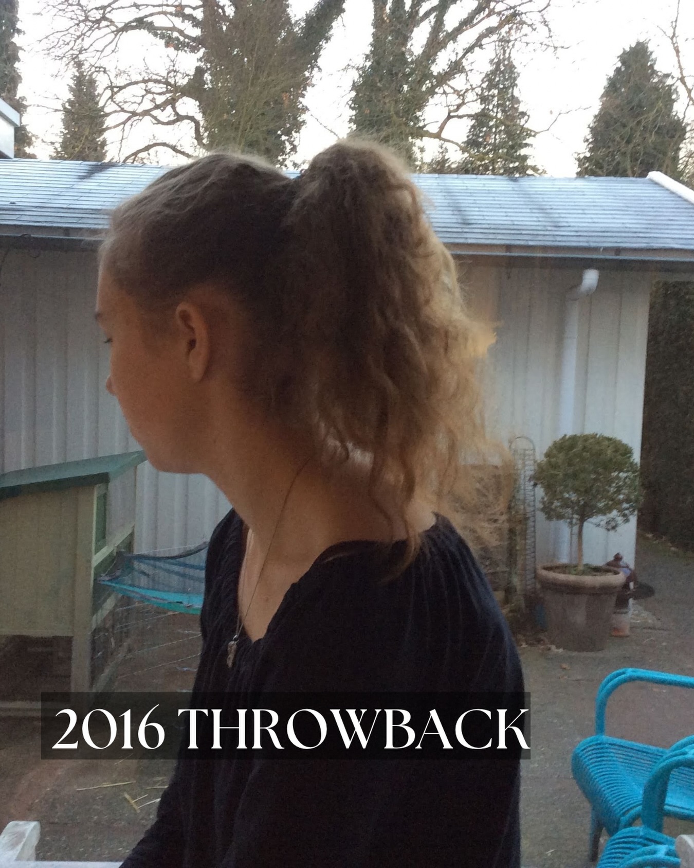 Ik twijfelde of ik mee zou doen aan de 2016 trend, maar dit mag ook gezien worden:
2016 was het jaar dat ik voor het eerst echt uitviel van school
En de wereld van de zieken betrad
Nog niet op de manier dat ik nu ziek ben, maar het was wel een omslagpunt in mijn leven. 20 januari 2016 om precies te zijn. Nu bijna 10 jaar geleden.
Achteraf gezien ben ik al veel langer ziek, maar 20 januari 2016 staat samen met 28 juni 2022 in mijn geheugen gekerfd. Als omslagpunten. Als een dag met een leven voor en een leven na.
2016 is een waas in mijn geheugen, een jaar met veel pijn, onzekerheid en weinig antwoorden. Antwoorden die pas in de laatste jaren zijn gekomen. Van het jaar zelf weet ik weinig meer en ik heb ook weinig beeldmateriaal dus kan er weinig zinnigs over zeggen.
Het is nu 10 jaar later en ik ben dus bijna 10 jaar ziek. Dat voelt nu vooral even onwerkelijk