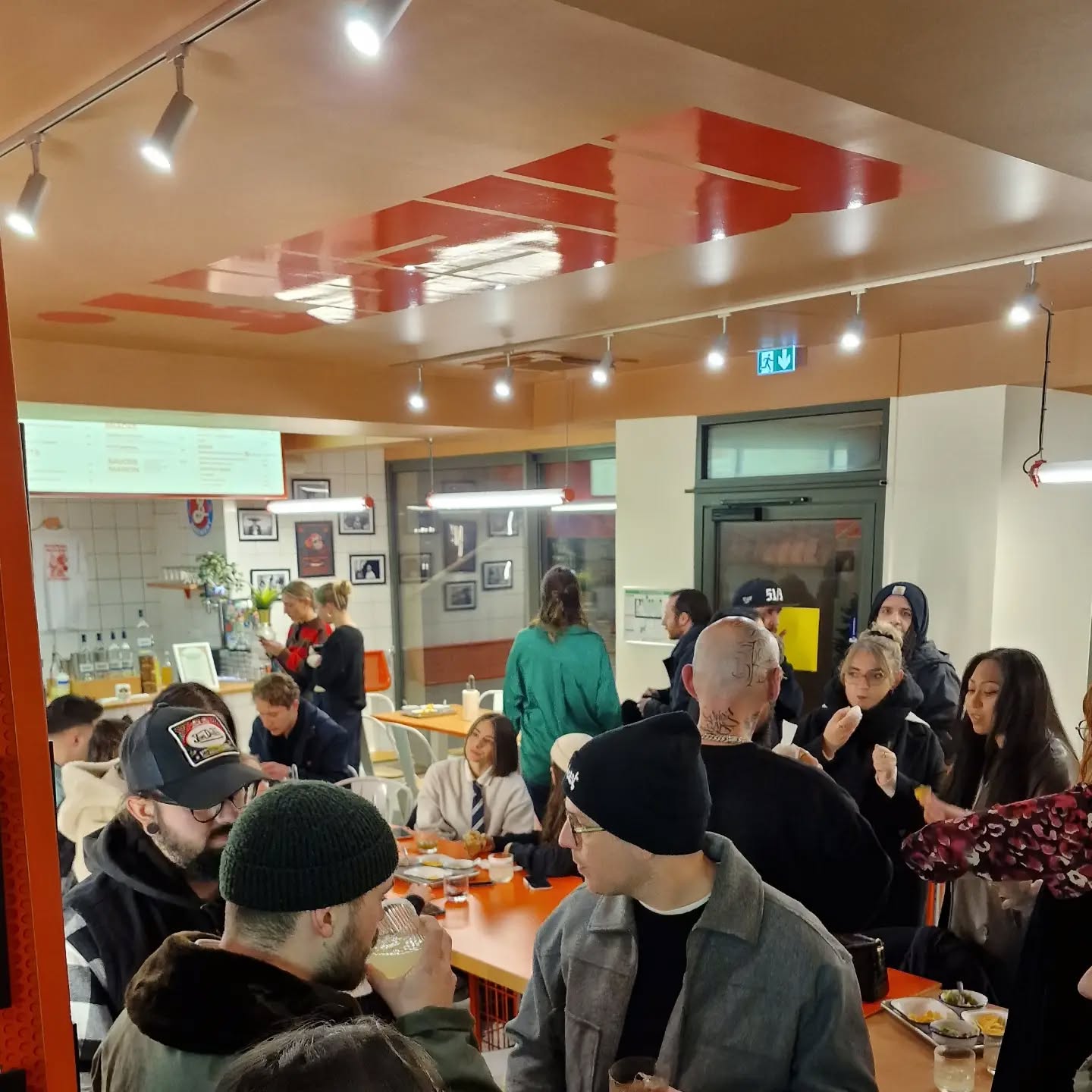 Une très belle soirée chez @meat.dijon qui met en avant une exposition intriguante et pleine de sens du photographe @bricegelot
PS : on vous conseille leur t-shirt en collab avec lui, ils sont incroyables. Enfin c'est ce qu'on nous a dit...