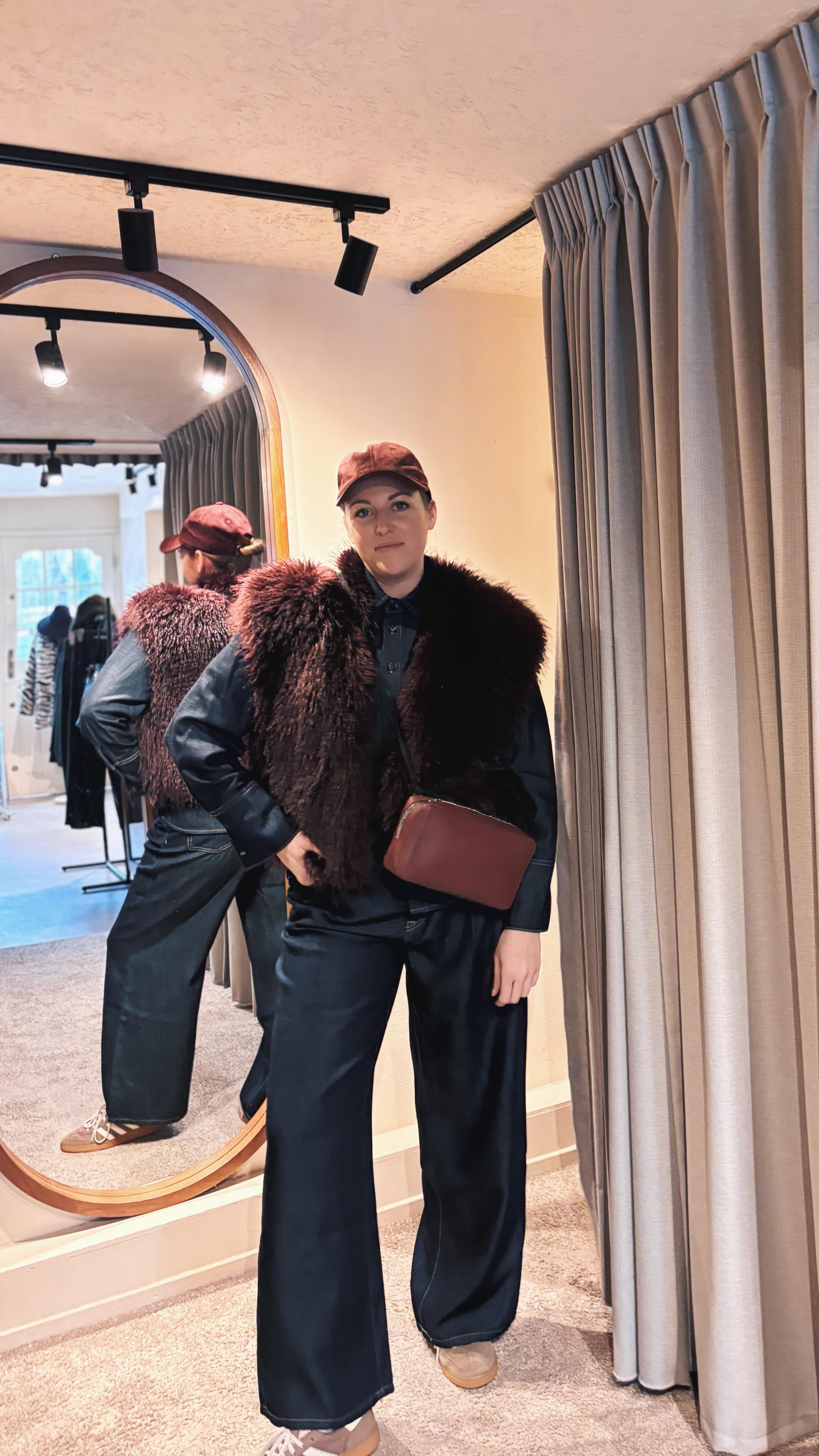 HOW TO STYLE! Denim edition
Denim jeans: Mac jeans maat 38 & maat 40
Denim blouse: Mac jeans maat M
Gilet Beaumont maat L
Tas Myomy
Pet nieuw €24,50
#howtostyle #wearingvsstyling #ootd #outfit #secondhand