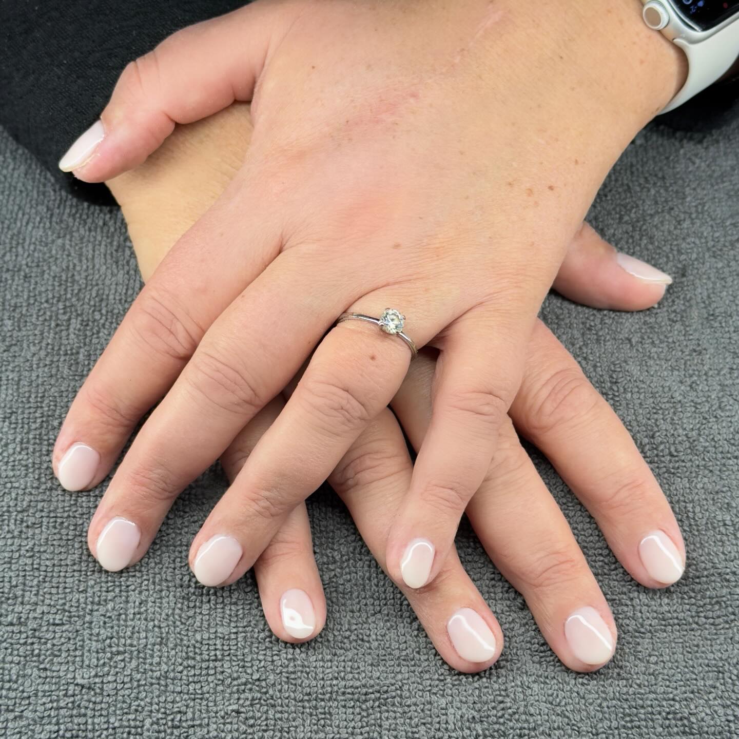 Vandaag mocht ik het allereerste setje van 2026 plaatsen✨Eenvoud siert én blijft al jaren een favoriet.
Laurence - Natur’elle
📞 0472/37.36.51
💻 www.naturellebylaurence.com