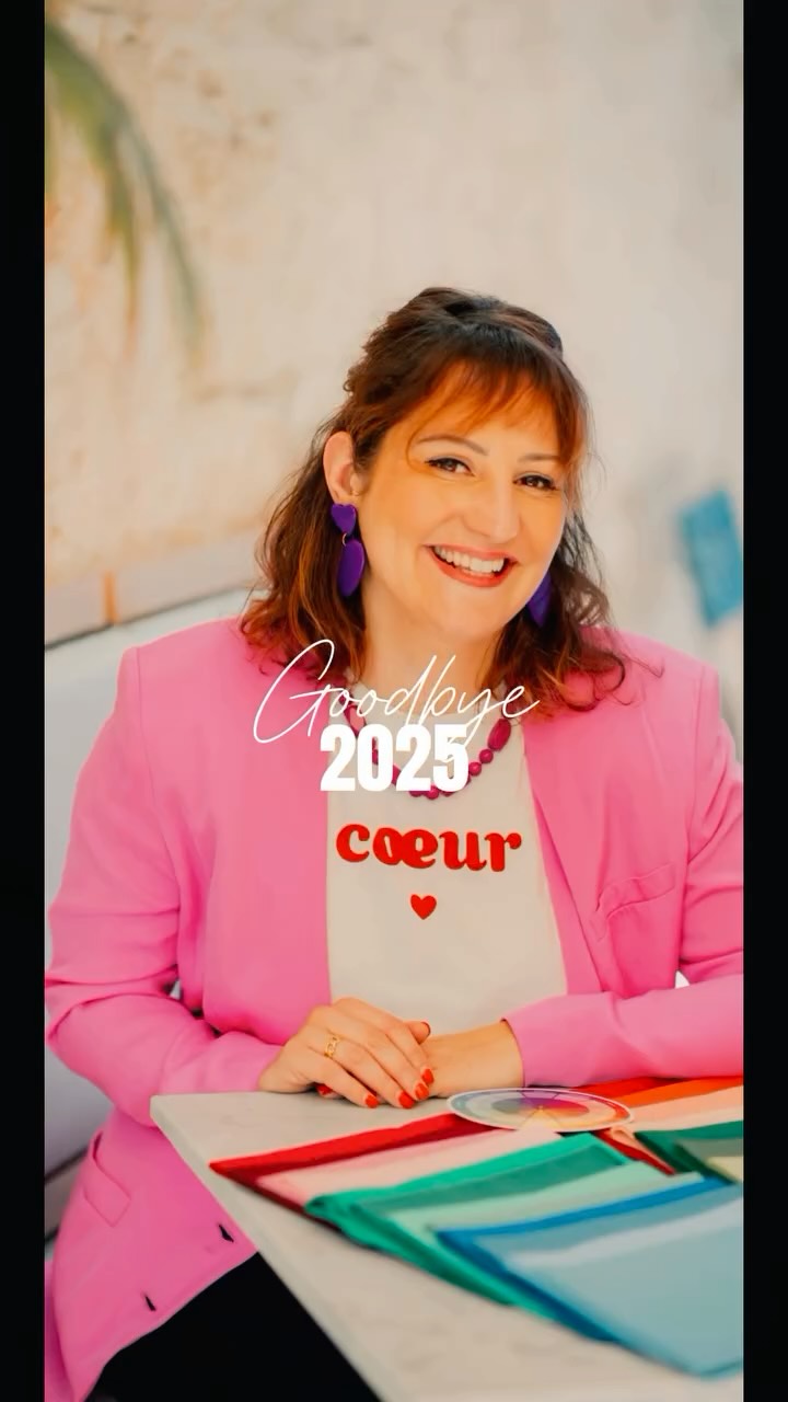 2025, quelle année… ✨
Des salons, des pop-ups, des kilomètres, des portants remplis de pépites,
des rencontres, des copines, de l’amour! Mon passage dans l’émission un jour un doc ! @8mmprod
Merci à vous, ma clientèle fidèle,
de venir me voir à Bordeaux,
et de me suivre partout en France sur les événements 🧳✨
Merci aux copines, aux connaissances,
aux échanges, aux fous rires, aux soutiens dans les allées des salons 💫
L’aventure continue… et 2026 arrive avec encore plein de belles choses 🥹💛
À très vite, quelque part entre un portant et un coup de cœur vintage ✨ je vous souhaite le meilleur pour 2026 💋⭐️
—
Morgane / MOBO
#recap2025 #entrepreneurlife #vintagestyle #secondemainbordeaux