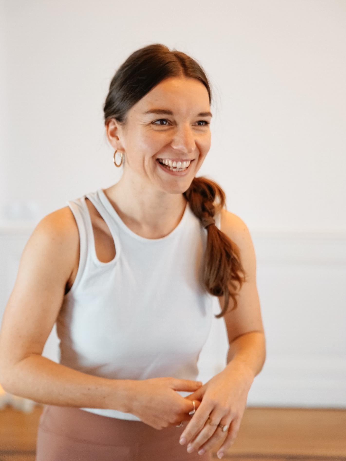 Aujourd’hui, je vous parle d’un projet qui me tient à coeur 🥰
Je suis très heureuse de soutenir Mama Moves, un programme prénatal & postnatal complet créé par @junechezvous_yoga
Pour la petite histoire, j’ai voulu me former au yoga pré et post natal lors des premières grossesses autour de moi. Ma soeur, ma cousine, mes copines.
J’avais tellement envie de rendre ce moment encore plus spécial ✨
Pour qu’elles se rendent compte à quel point leur corps est incroyable et qu’elles réalisent qu’elles ont déjà toutes les ressources en elles !
Et parce que même si ces petits bébés n’étaient pas encore venus au monde, l’amour pour eux était déjà très fort 💖
C’est donc avec beaucoup de plaisir que j’ai enregistré des méditations enveloppantes pour Mama Moves.
Vous trouverez aussi un grand nombre de vidéos de yoga, Pilates, respiration, méditation et un journal bien-être.
Pour toutes celles qui ont envie de se sentir soutenues, en sécurité et connectées à leur corps dans cette période si particulière 🤍
Profitez de 15% de réduction avec mon code MAMA-ANOUCK15.
Tous les détails sur le programme et les différentes formules sont dans le lien en bio ☺️
📷 @_ck.photographies_ 🫶🏽
#yogaenligne #yogaprenatal #maternite