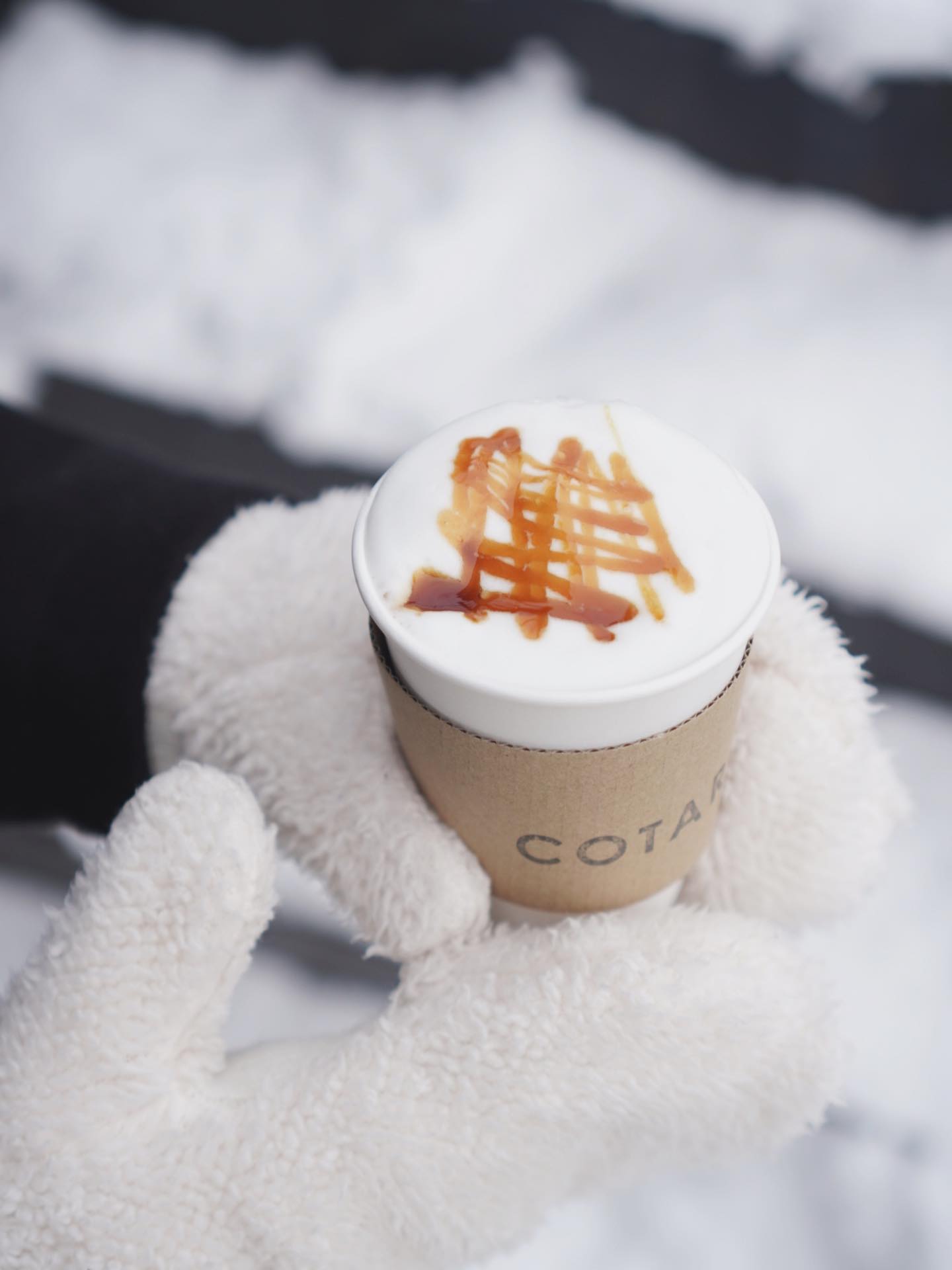 キャラメルラテ
エスプレッソに、自家製キャラメルソースのコクをプラス。
甘すぎず、後味はすっきりとしたキャラメルラテです。
ホットもアイスもご用意しています✨
ちょっと甘いものが飲みたいときに、
選びやすい定番の一杯です☕️
#COTARU #キャラメルラテ #小樽グルメ #小樽カフェ #小樽観光