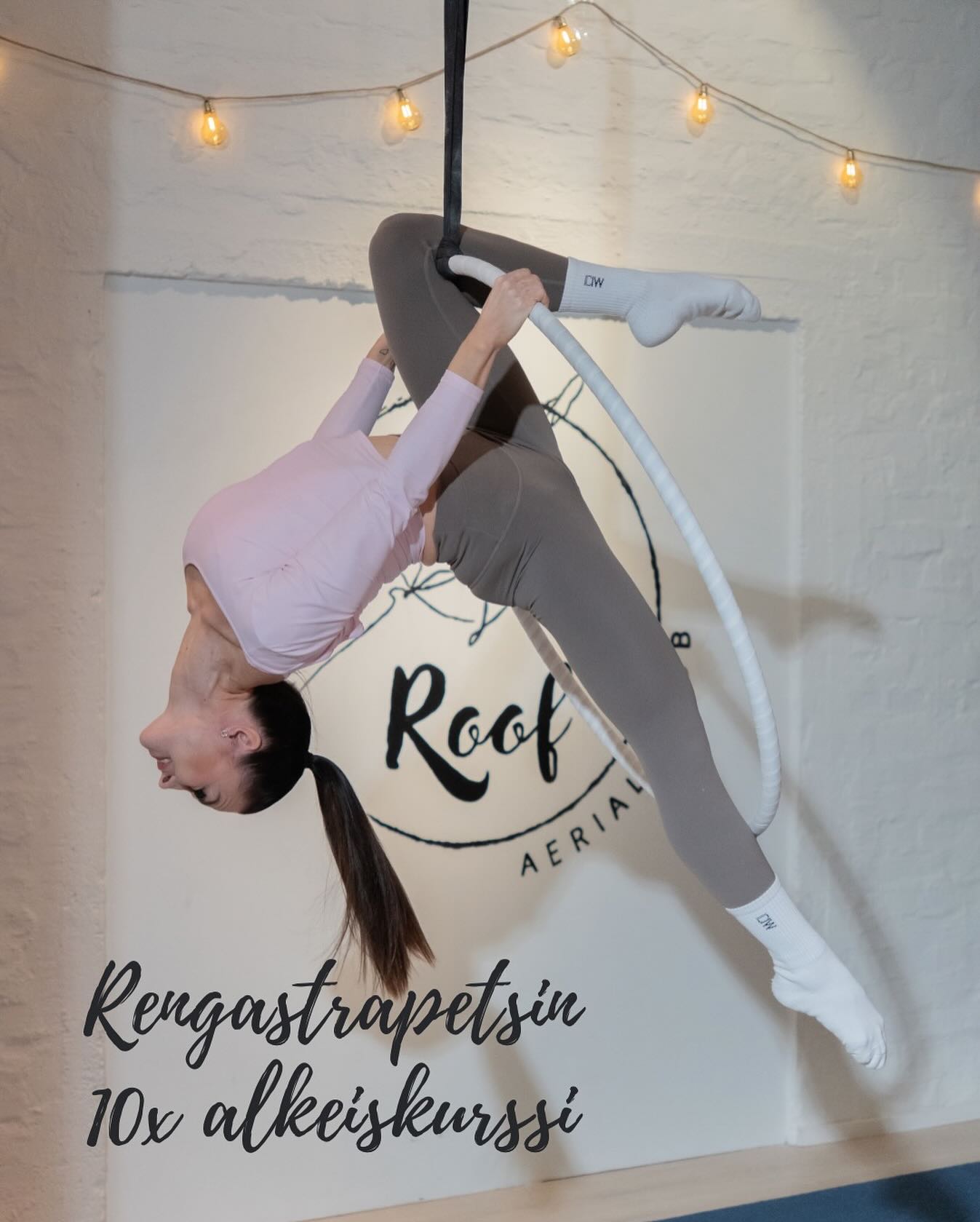 Ensi tiistaina alkavalle rengastrapetsin alkeiskurssille mahtuu vielä mukaan! Onko tässä sun tän vuoden uusi harrastus? 🤩
💫Rengastrapetsin alkeet 10 x kurssi
tiistaisin klo 19-20
Ohjaajana Jerina Ferdani
(13.1.-17.3.)
Hinta 160€
Rengastrapetsin alkeiskurssilla tehdään akrobaattisia liikkeitä katosta roikkuvalla renkaalla. Rengastrapetsilla harjoittelu on hauskaa ja erittäin tehokasta, koko kehoa vahvistavaa treeniä. Rengastrapetsin alkeiskurssilla harjoitellaan nousuja renkaalle sekä helppoja asentoja ja pyörähdyksiä. Kurssilla tehdään myös liikkeitä pää ylösalaisin. Tunnit sisältävät lämmittelyn, lajitekniikkaa sekä voima- ja liikkuvuusharjoitteita. Alkeiskurssilla keskitytään vahvistamaan erityisesti lajissa tarvittavia vatsa- ja käsilihaksia.
Kurssilta saat hyvän startin lajiin ja voit jatkaa harrastusta 1 tai 1-2 tason tunneilla.
Varusteiksi selän peittävä paita tai jumppapuku, pitkähihainen paita, pitkät housut sekä juomapullo.
Ilmoittaudu mukaan Roofin app:in kautta, jonka löydät nimellä Roof Aerial Club App Storesta tai Play kaupasta. Voit käyttää myös selainversioita, joka löytyy bion linkkipuusta.
💫 Tervetuloa mukaan! 💫
📸: @takayamaproductions
#roofaerialclub #rengastrapetsi #aerialhoop #aerialacrobatics