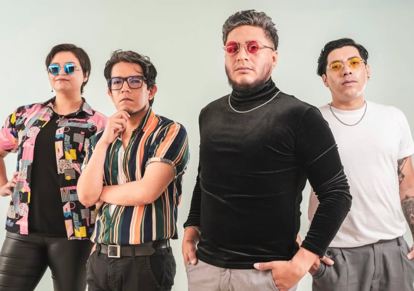 Desde Lima, Perú 🇵🇪
CENIZO
Indie rock emocional, directo y honesto.
CENIZO nace en 2025 como una nueva etapa creativa liderada por Kaleb Soria Rodríguez en la voz y John Angulo Asto en la guitarra, músicos con recorrido en la escena local y parte del proyecto Dr. Jekyll, banda que obtuvo el tercer lugar en Lima Rockea 2013 y el reconocimiento a mejor vocalista.
Hoy, junto a Laura Uribe Serna en batería y Gianmarco Tineo Serna en el bajo, CENIZO consolida una identidad sonora que combina experiencia, renovación y una conexión real con el público.
Influenciados por sonidos de Kings of Leon, Radiohead, Gustavo Cerati y Libido, su música se mueve entre la introspección y la energía del directo, con canciones que buscan generar una experiencia emocional y consciente.
Actualmente trabajando en su EP debut, con lanzamiento previsto para 2026.
Este es solo el comienzo.
🎧 @cenizomusic
📍 Lima, Perú
#CENIZO #IndieRockPeruano #EscenaIndependiente #EPKit #NuevaMusica #RockAlternativo #LimaRock