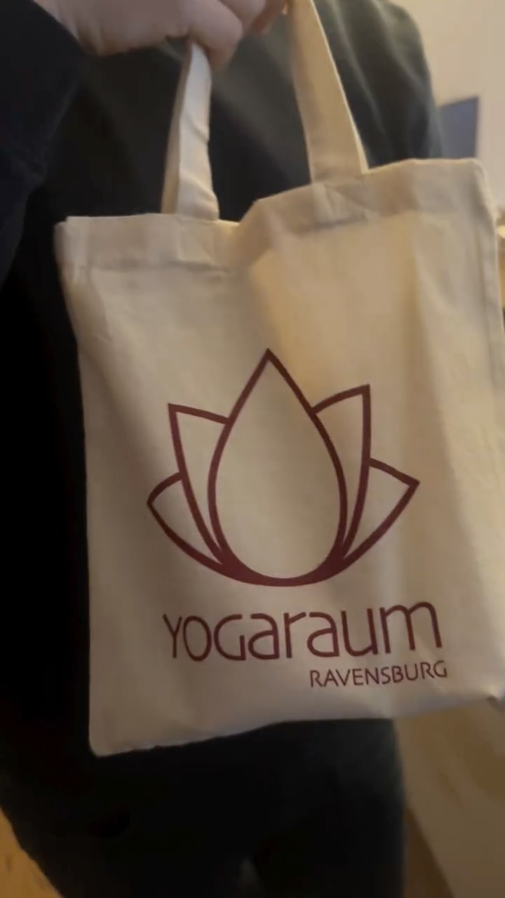 Unsere kleine Yogaraum-Goodie-Bag heute zum
TAG DER OFFENEN TÜREN! 🛍️🤩🧘🏻♀️
Komm zwischen 11.00 & 16.30 Uhr bei uns vorbei, teste kostenlos unsere verschiedenen 30-Minuten Yoga-Einheiten, lerne unsere schönen und frisch renovierten Räumlichkeiten kennen & lass dich von unserem Team beraten…
…und schnapp dir eine unsere süßen Yogaraum-Taschen ♥️
Wir freuen uns auf dich 🙏🏻🙋🏻♀️
#yogaraum_ravensburg #tagderoffenentüre #yoga