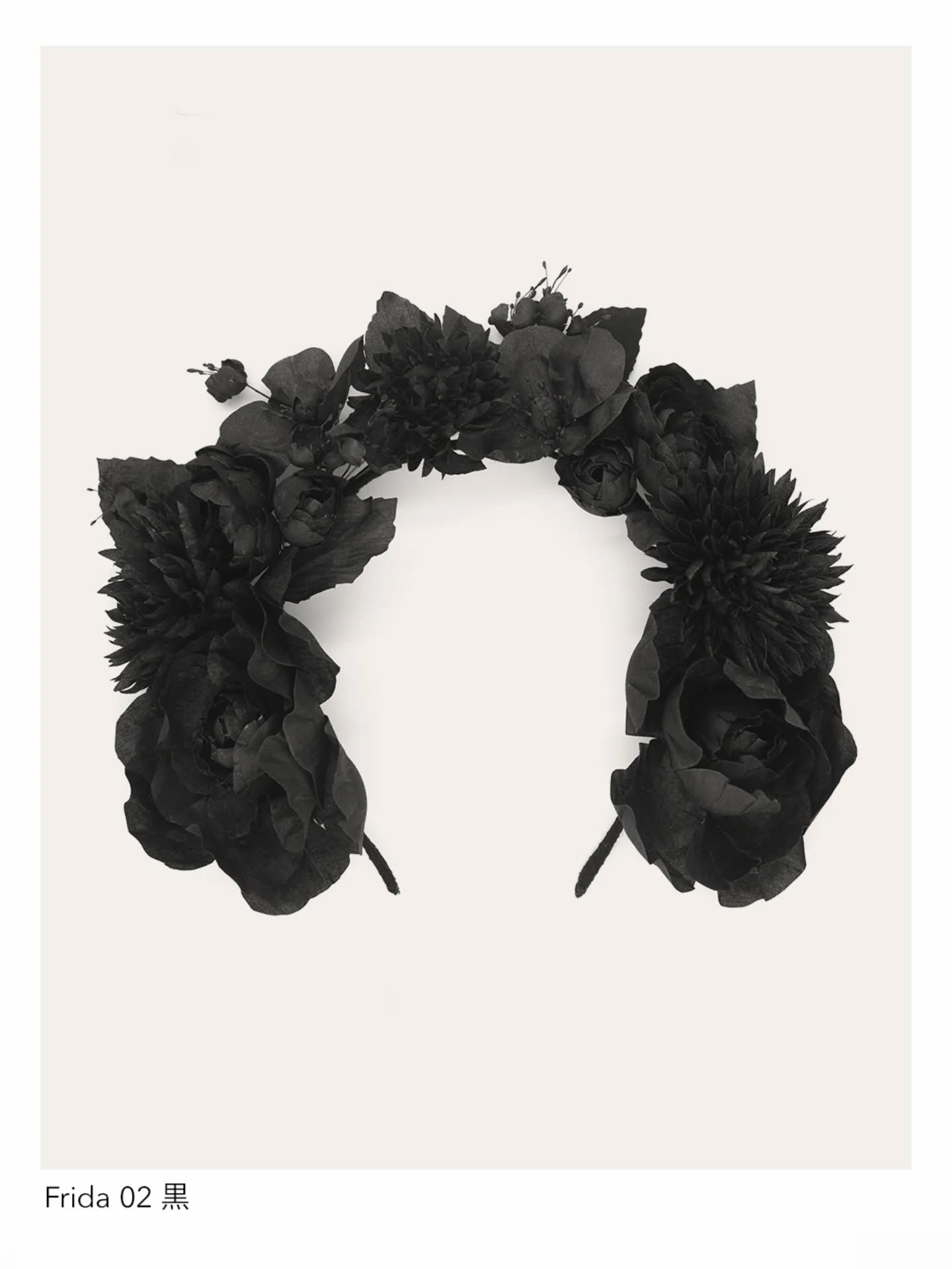 Francia y la alta sociedad
En el siglo XVIII, en Francia, las flores textiles se convirtieron en el ornamento favorito de las damas del Rococó, impulsadas por el gusto refinado de Madame de Pompadour. No eran simples adornos: hablaban de estatus, sensibilidad estética y del dominio de lo artificial como forma de arte.
Lejos de desaparecer, su uso se transformó y continuó durante el Neoclasicismo, el Romanticismo, el periodo Victoriano y la Belle Époque, adaptándose a cada época sin perder su carga simbólica.
Hoy, las flores textiles siguen siendo indispensables en la Alta Costura, preservando siglos de tradición y técnica artesanal.
#floresartesanales #luxurycraftsmanship
#silkflowers