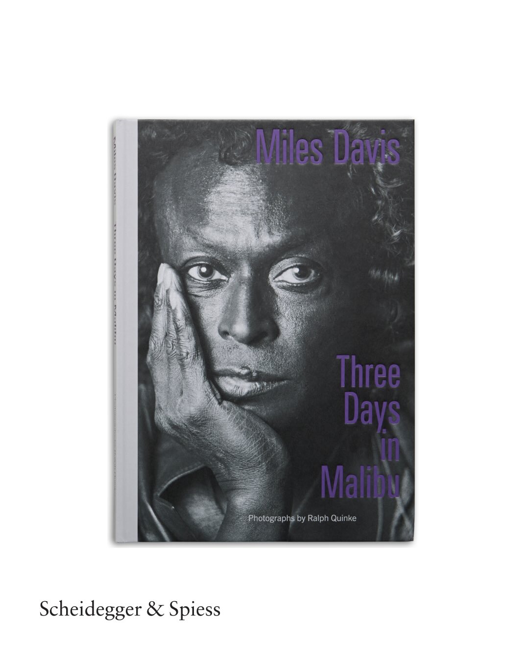 Miles Davis – Three Days in Malibu. Fotografien von Ralph Quinke
Im Mai 2026 könnte der Trompeter, Komponist und Bandleader Miles Davis (1926– 1991), einer der einflussreichsten Musiker des 20. Jahrhunderts, seinen 100. Geburtstag feiern. Zu dem Anlass erscheint dieses Buch des deutschen Fotografen und Dokumentarfilmers Ralph Quinke. Es vereint Aufnahmen, die Quinke zwischen 1971 und 1989 von Miles Davis gemacht hat. Kernstück ist eine Reportage, die 1989 fotografiert wurde: Zusammen mit dem Schweizer Journalisten Marco Meier reiste Quinke nach Malibu, um den Künstler drei Tage lang zu begleiten und für eine Ausgabe der Kulturzeitschrift Du zu interviewen. Dabei kam er dem Musiker mit seiner Kamera erstaunlich nahe: Er fotografierte ihn beim Boxen, in seinem Auto, in der Küche, mit seiner Malerei, mal posierend, mal beobachtend im Gespräch.
Ein zweiter Teil mit den besten weiteren Fotografien, die Ralph Quinke zwischen 1971 und 1987 von Miles Davis aufgenommen hat, runden diese Hommage an eine der bedeutendsten Musikerpersönlichkeiten aller Genres ab.
***
Herausgegeben von Arne Reimer
Gestaltet von Nicola Reiter
@ni_colar
#MilesDavis #photography #musician #Jazz Fotobuch Musiker RalphQuinke 20thcentury Reportage